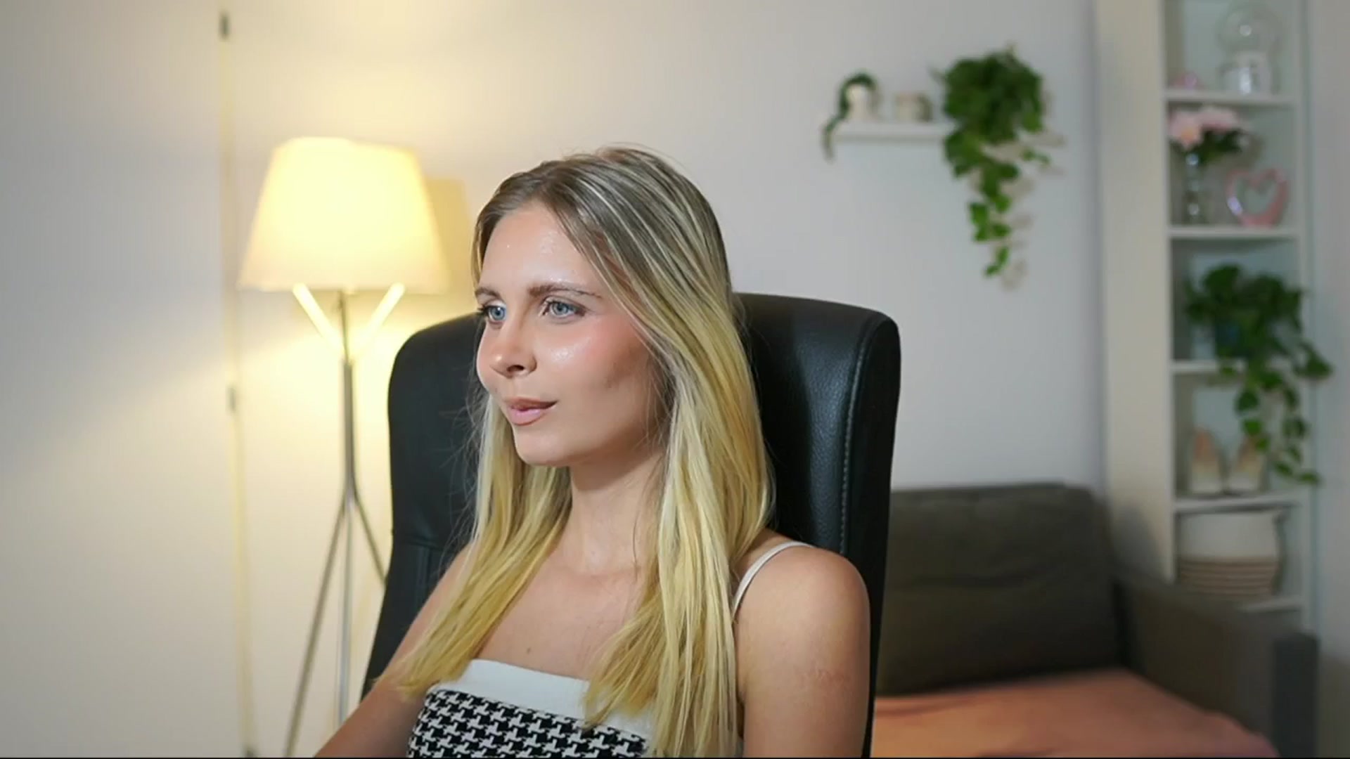 Gallery image thumbnail from Catecrago_'s myfreecams stream on, 08/20/2025, 12:50 image 17 of 20
