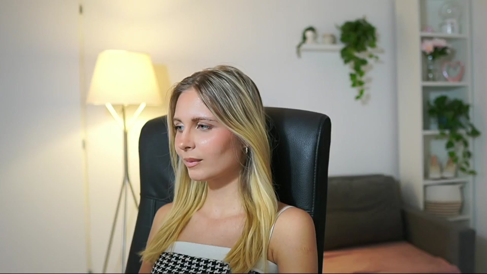 Gallery image thumbnail from Catecrago_'s myfreecams stream on, 08/20/2025, 12:50 image 10 of 20