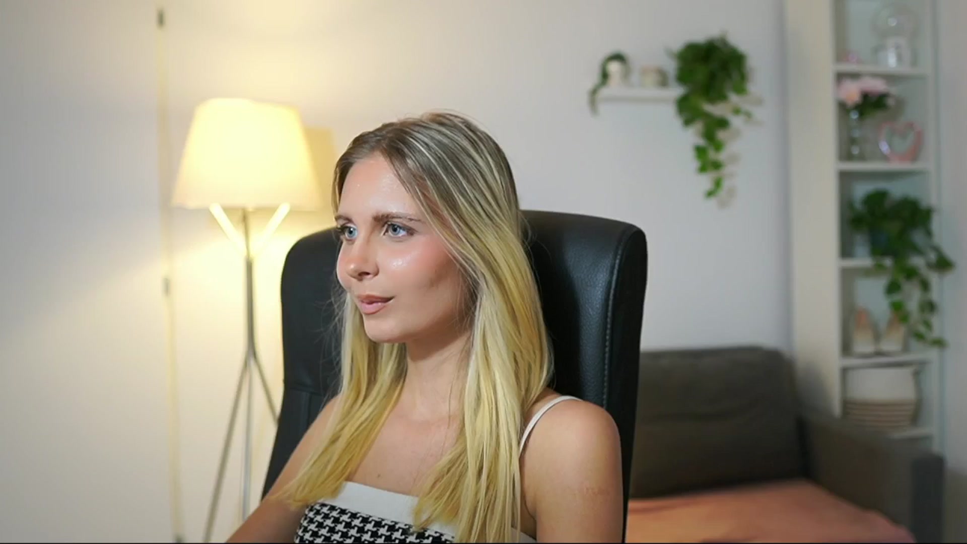 Gallery image thumbnail from Catecrago_'s myfreecams stream on, 08/20/2025, 12:50 image 18 of 20
