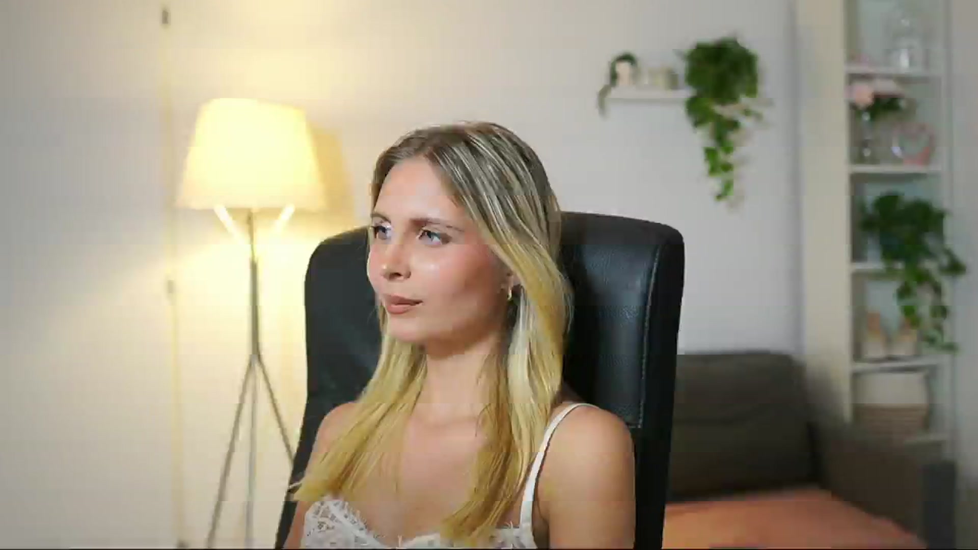 Gallery image thumbnail from Catecrago_'s myfreecams stream on, 08/20/2025, 15:11 image 14 of 20