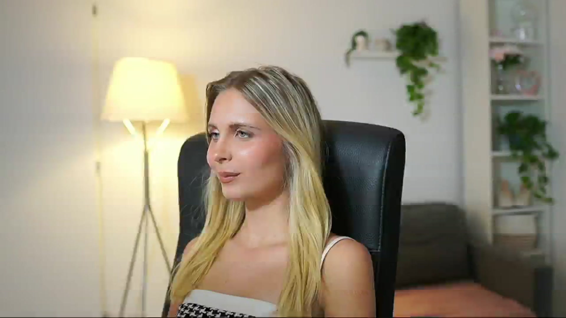 Gallery image thumbnail from Catecrago_'s myfreecams stream on, 08/20/2025, 15:11 image 3 of 20