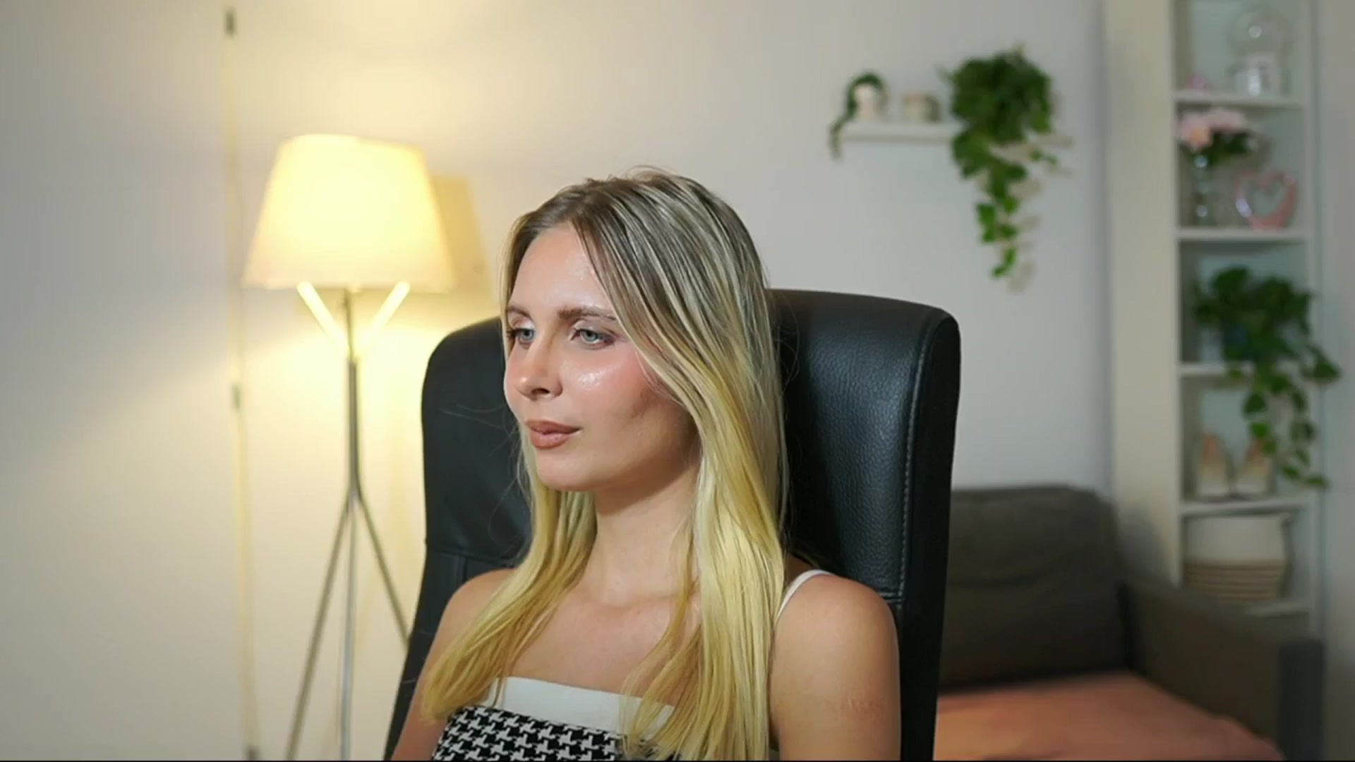 Gallery image thumbnail from Catecrago_'s myfreecams stream on, 08/20/2025, 17:24 image 14 of 20