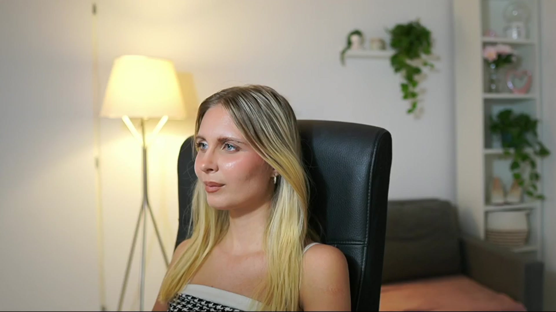 Gallery image thumbnail from Catecrago_'s myfreecams stream on, 08/20/2025, 18:26 image 9 of 20