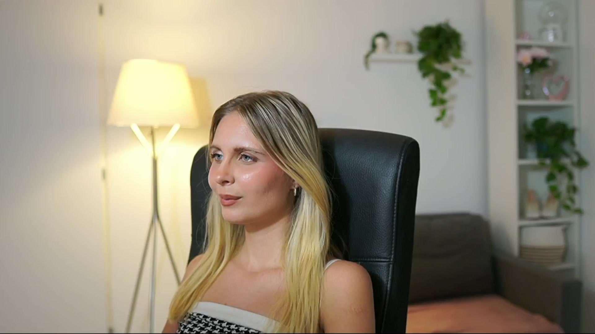 Gallery image thumbnail from Catecrago_'s myfreecams stream on, 08/20/2025, 18:26 image 6 of 20