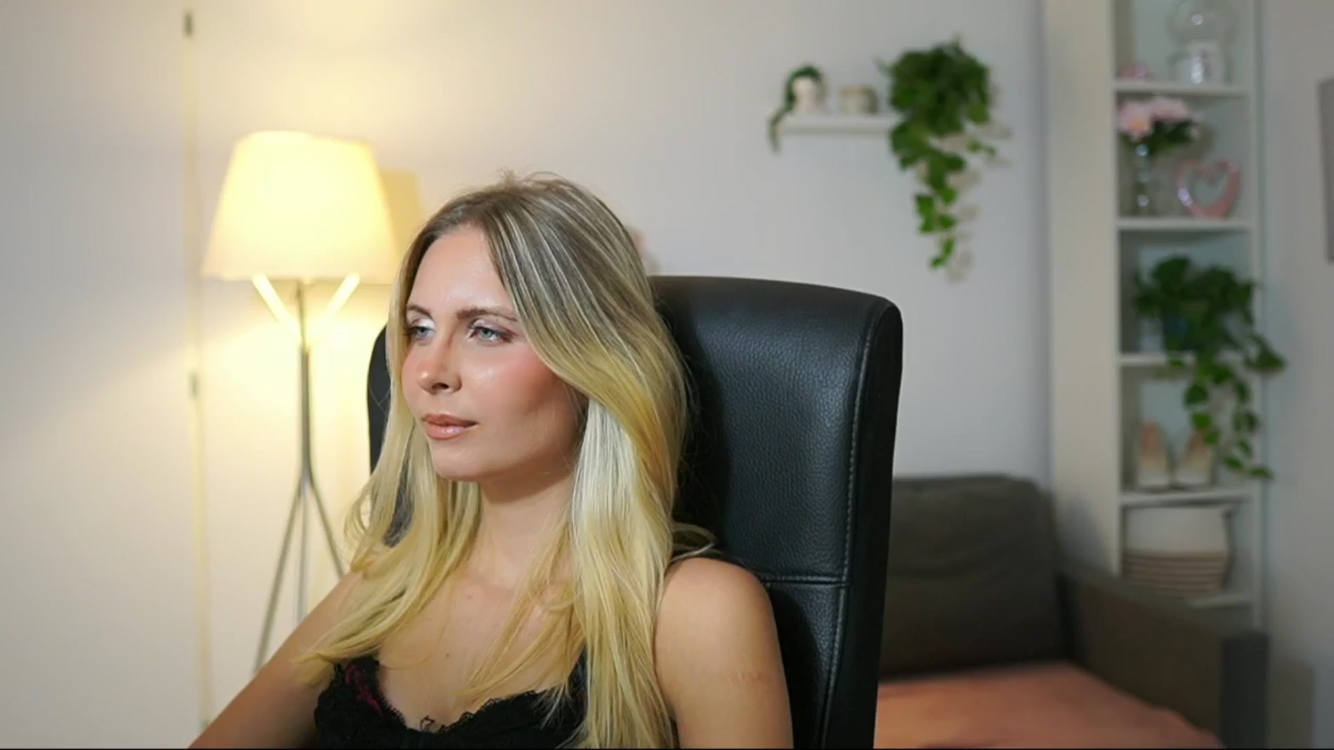 Gallery image thumbnail from Catecrago_'s myfreecams stream on, 08/21/2025, 14:21 image 17 of 20