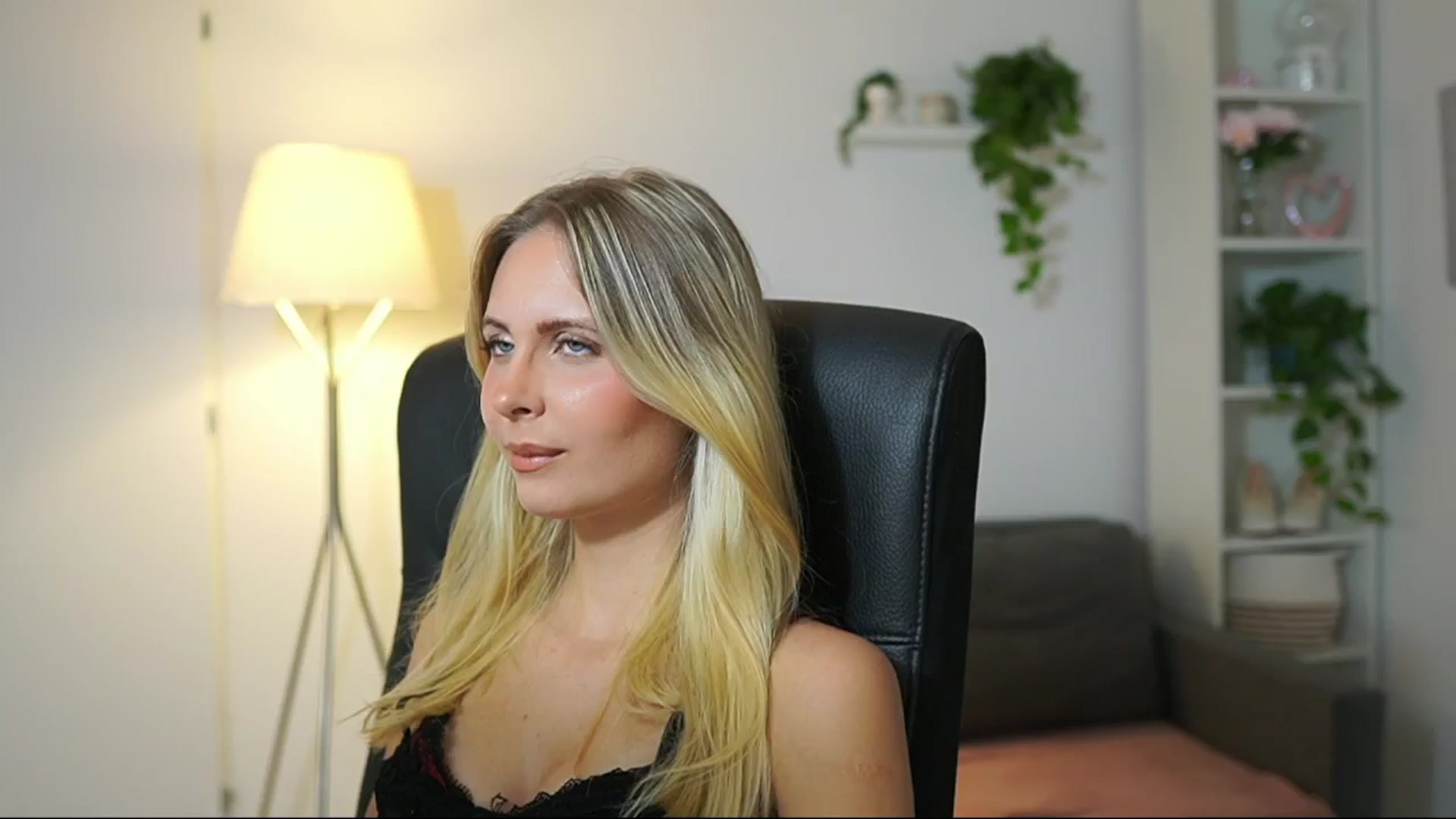 Gallery image thumbnail from Catecrago_'s myfreecams stream on, 08/21/2025, 14:21 image 7 of 20