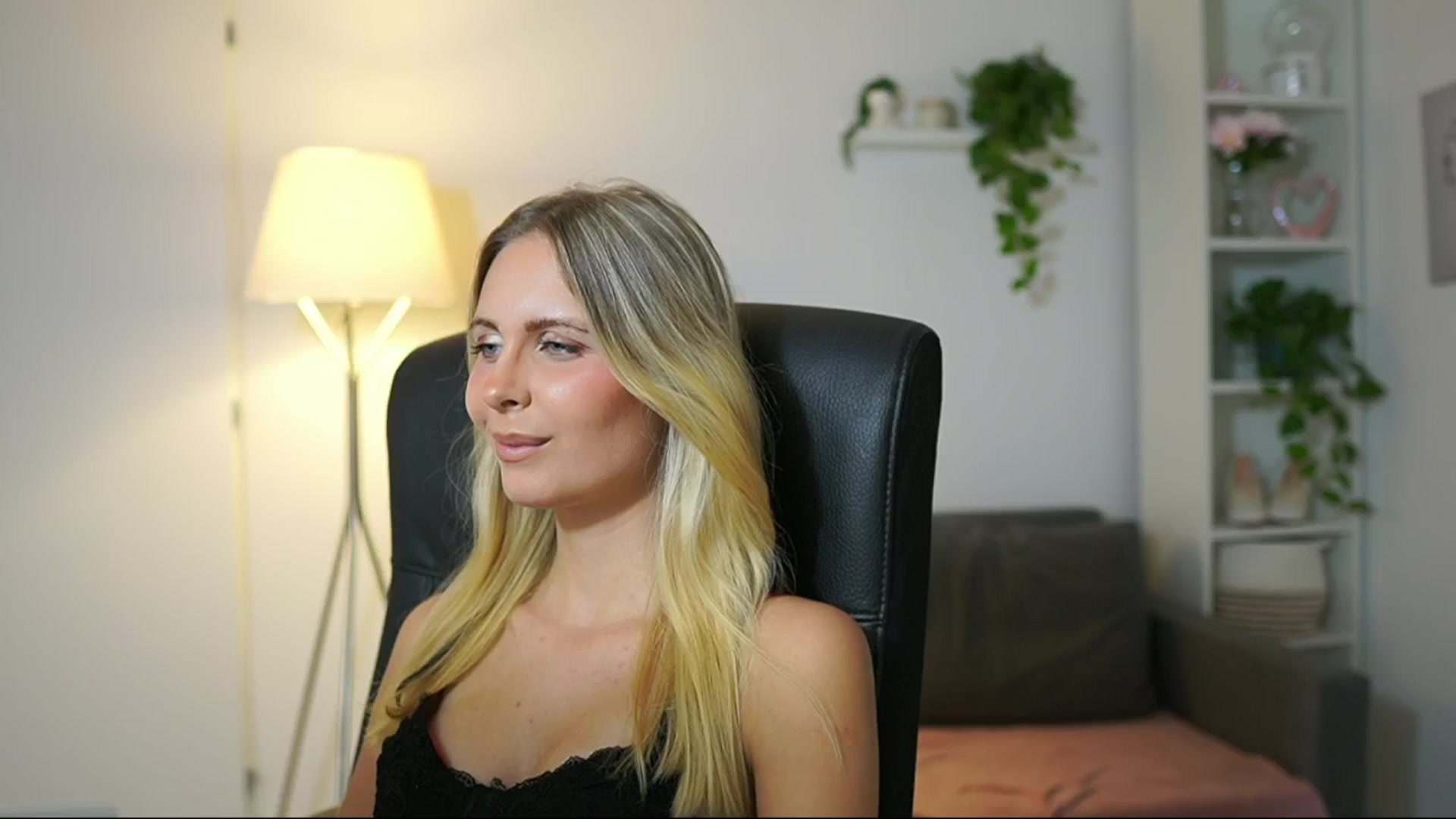 Gallery image thumbnail from Catecrago_'s myfreecams stream on, 08/21/2025, 17:17 image 9 of 20