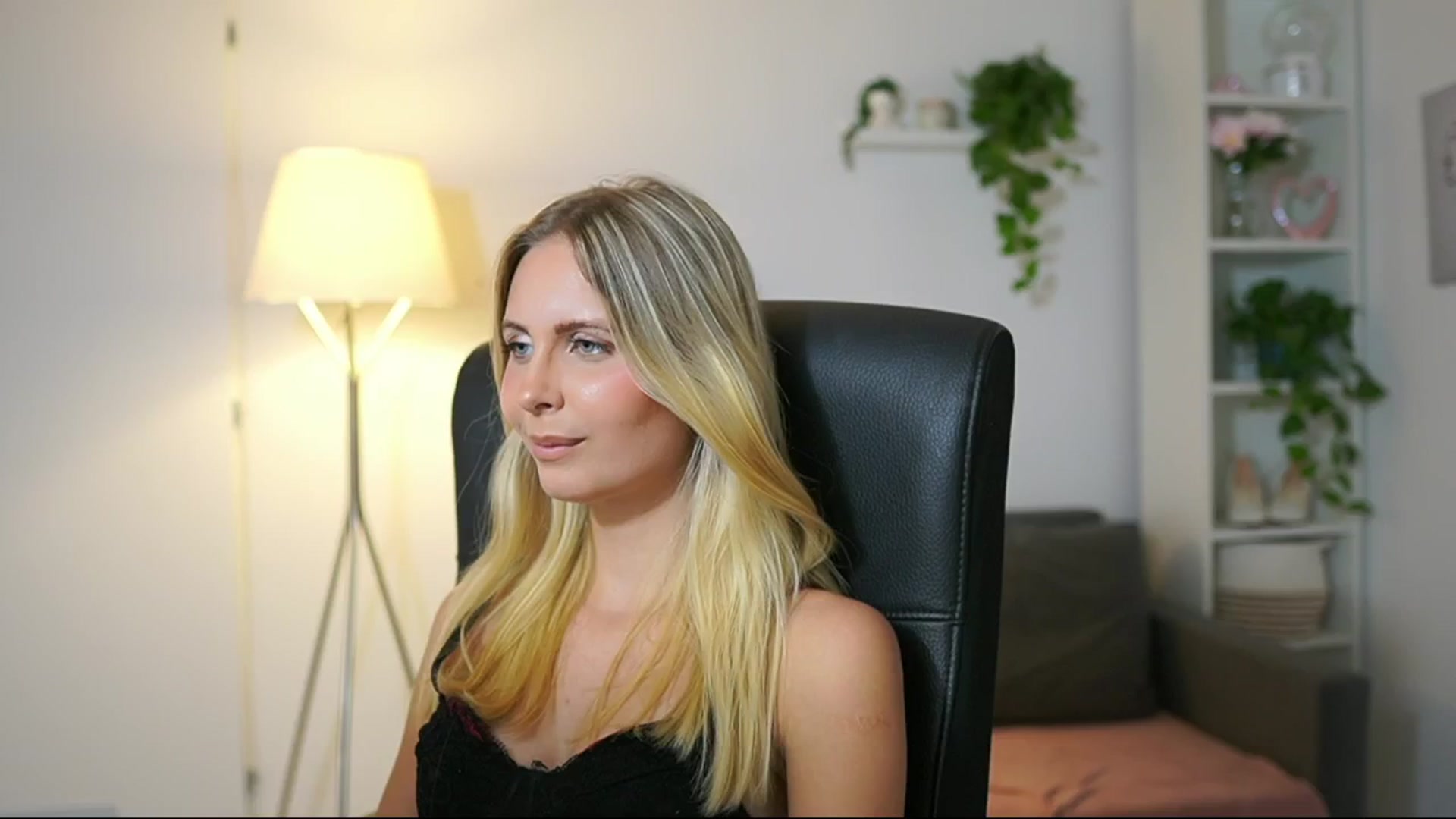 Gallery image thumbnail from Catecrago_'s myfreecams stream on, 08/21/2025, 18:01 image 14 of 20