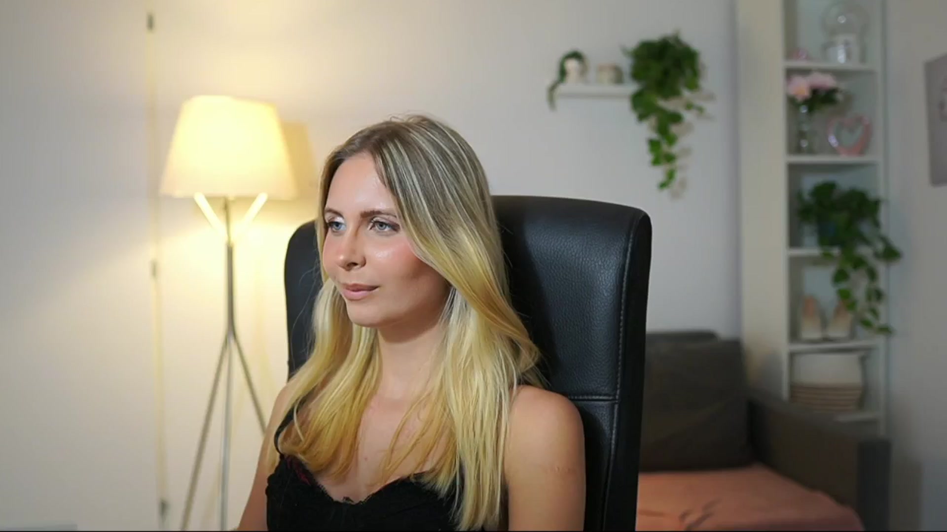 Gallery image thumbnail from Catecrago_'s myfreecams stream on, 08/21/2025, 18:01 image 15 of 20