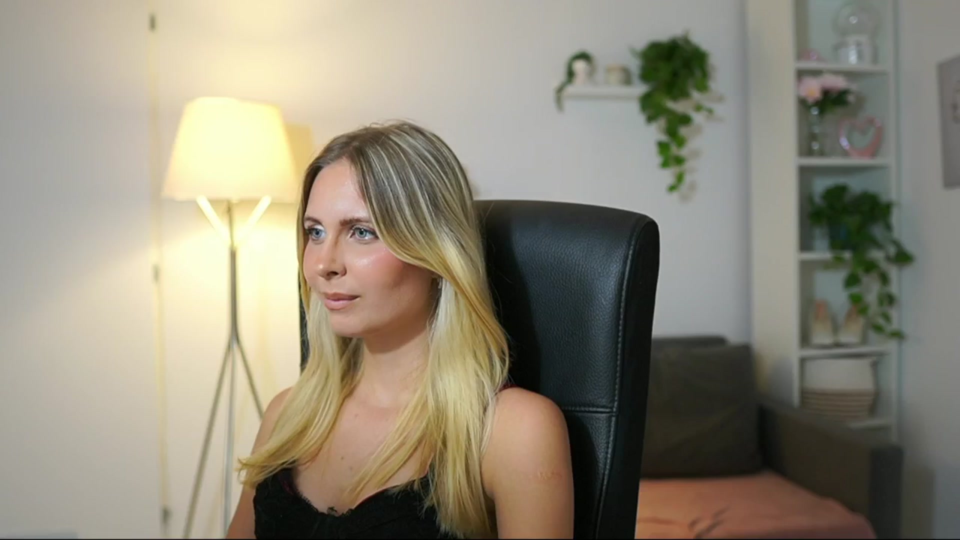 Gallery image thumbnail from Catecrago_'s myfreecams stream on, 08/21/2025, 18:01 image 4 of 20