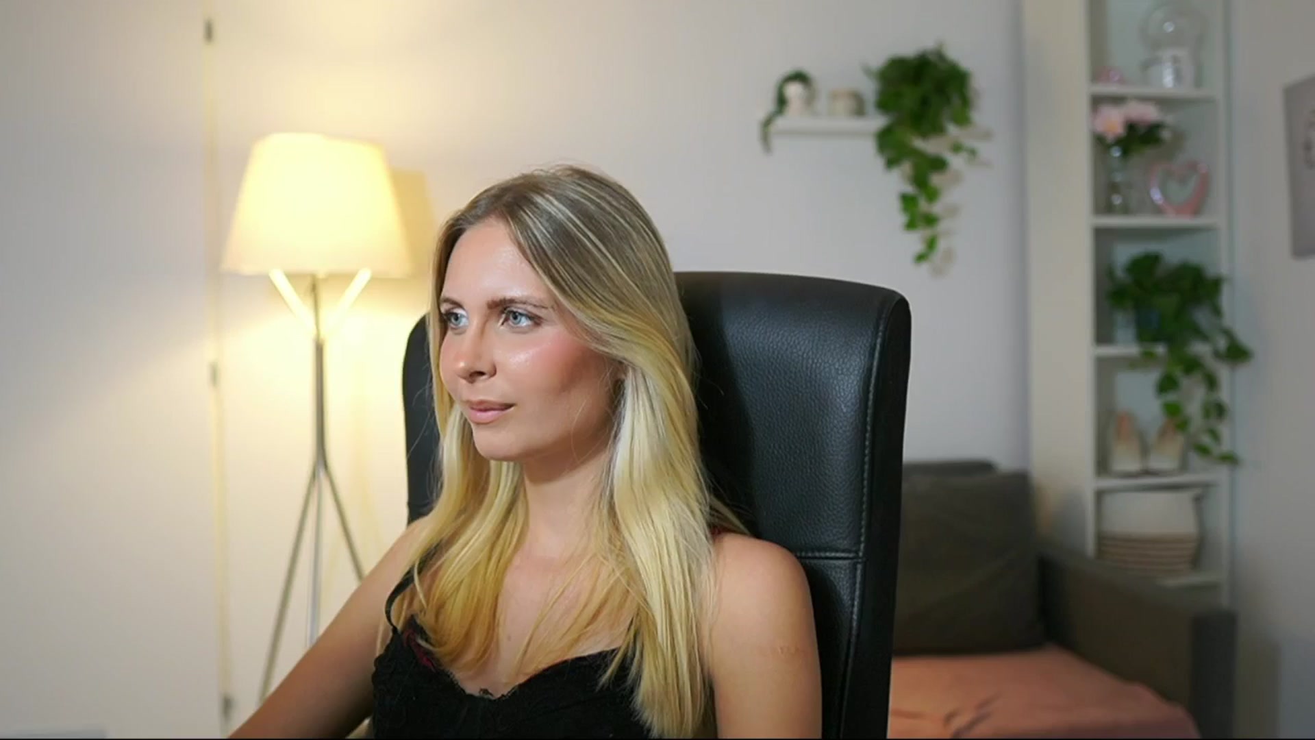 Gallery image thumbnail from Catecrago_'s myfreecams stream on, 08/21/2025, 18:01 image 17 of 20