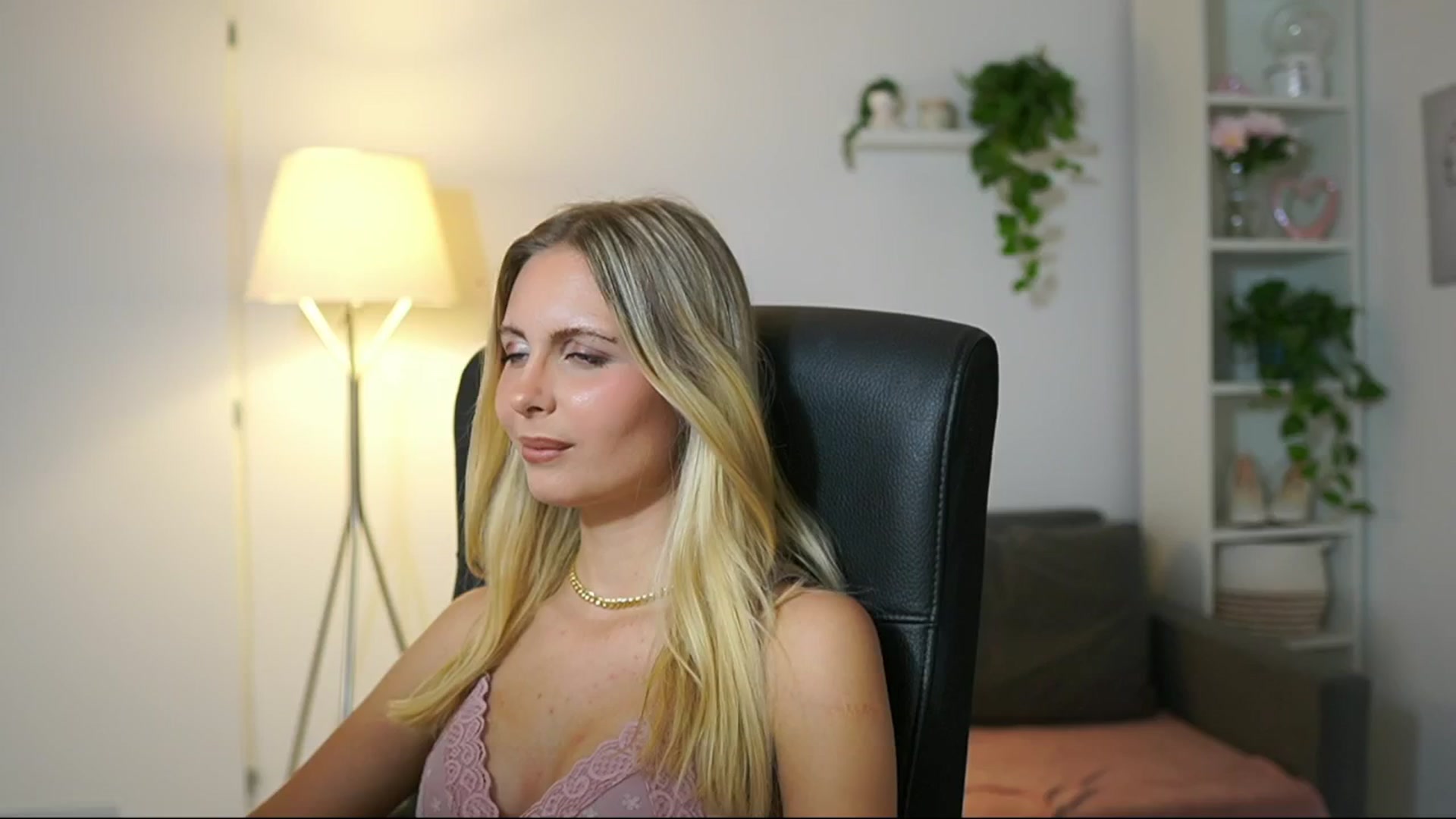 Gallery image thumbnail from Catecrago_'s myfreecams stream on, 08/22/2025, 14:29 image 12 of 20