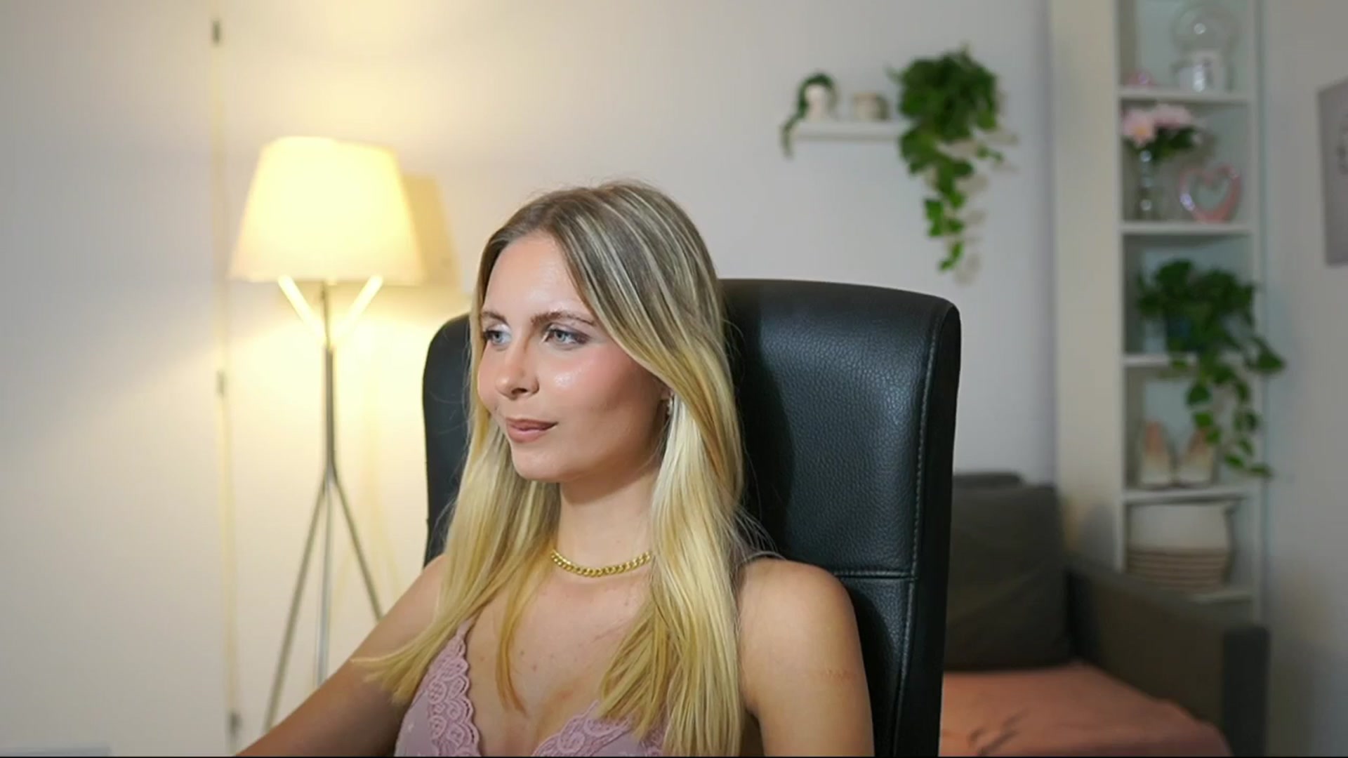 Gallery image thumbnail from Catecrago_'s myfreecams stream on, 08/22/2025, 16:39 image 19 of 20