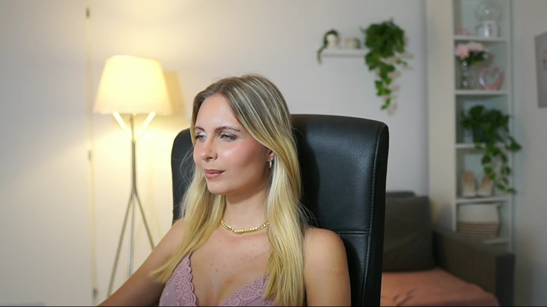 Gallery image thumbnail from Catecrago_'s myfreecams stream on, 08/22/2025, 16:39 image 17 of 20