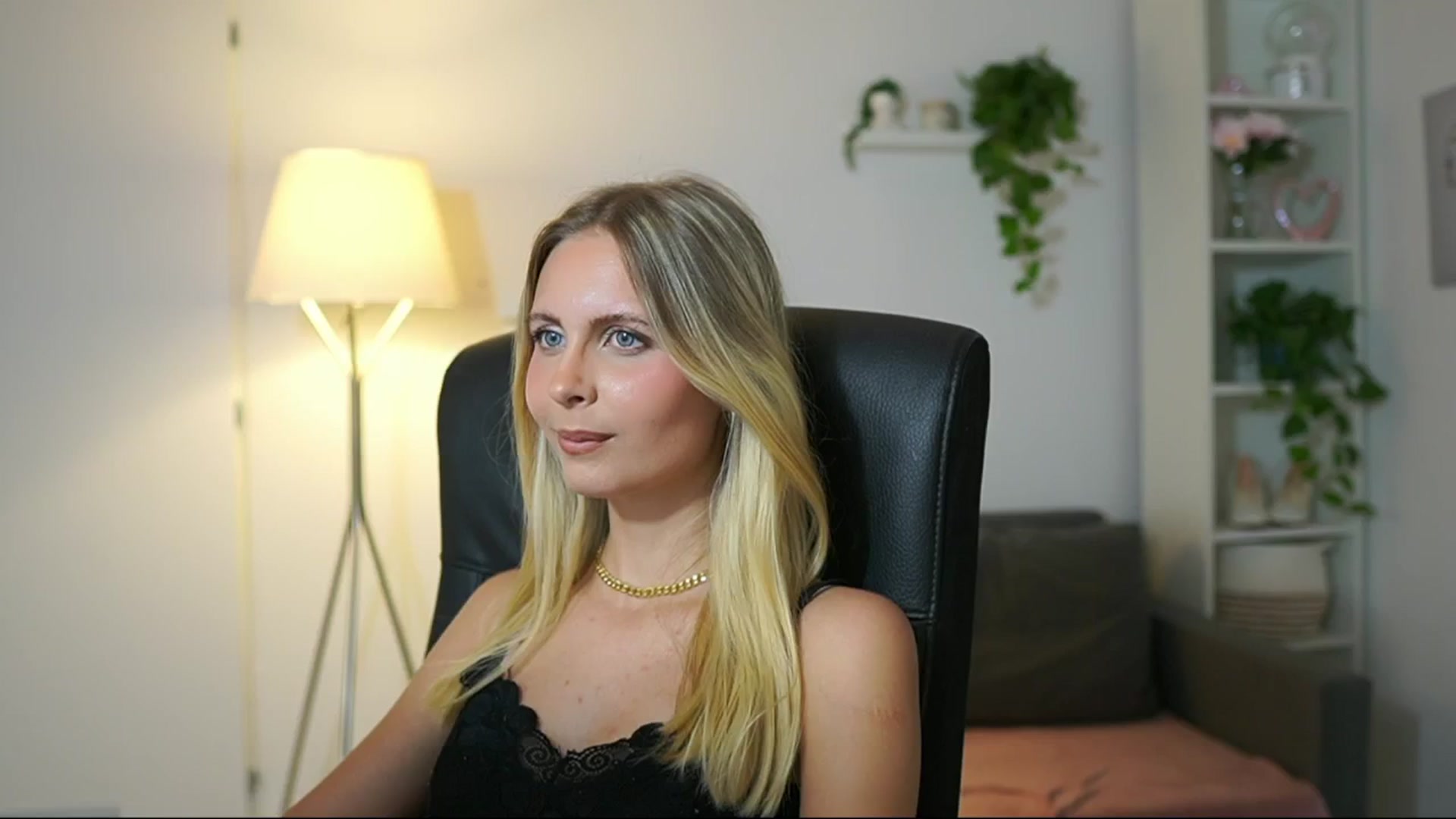 Gallery image thumbnail from Catecrago_'s myfreecams stream on, 08/22/2025, 17:28 image 12 of 20