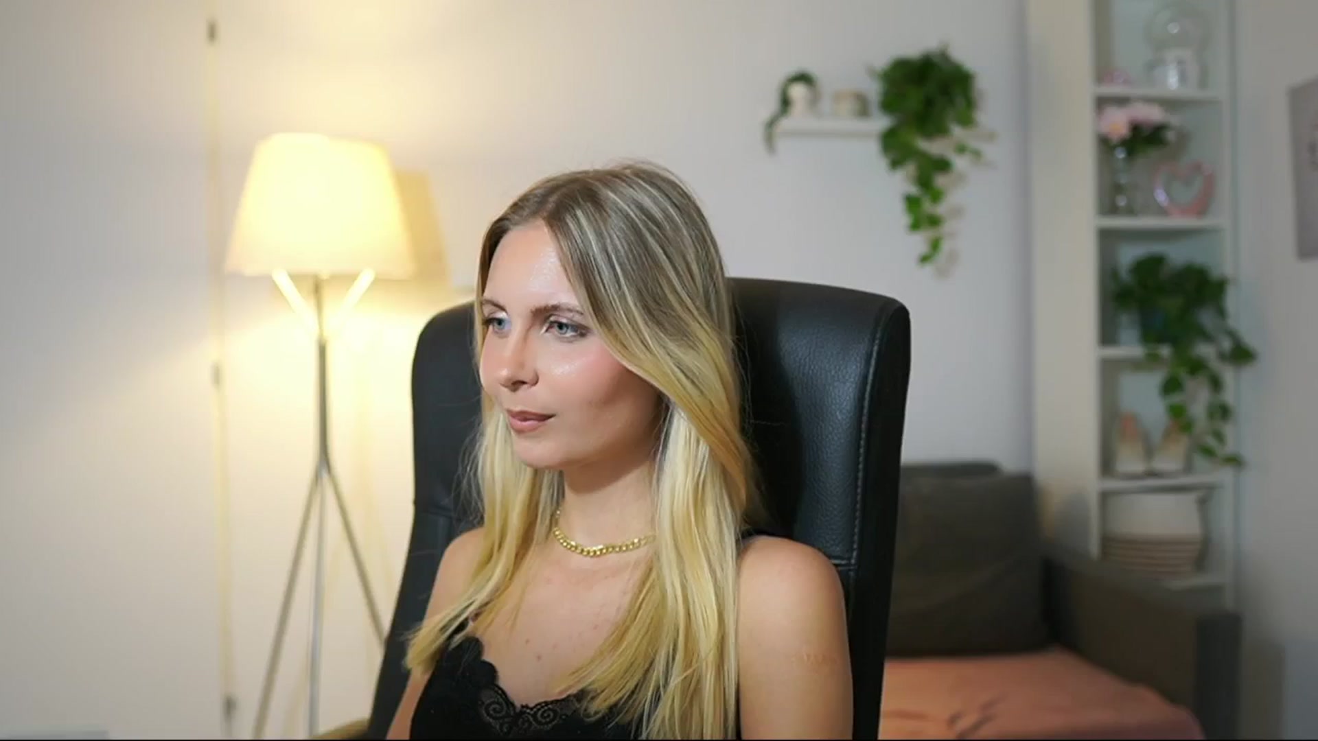 Gallery image thumbnail from Catecrago_'s myfreecams stream on, 08/22/2025, 17:28 image 16 of 20