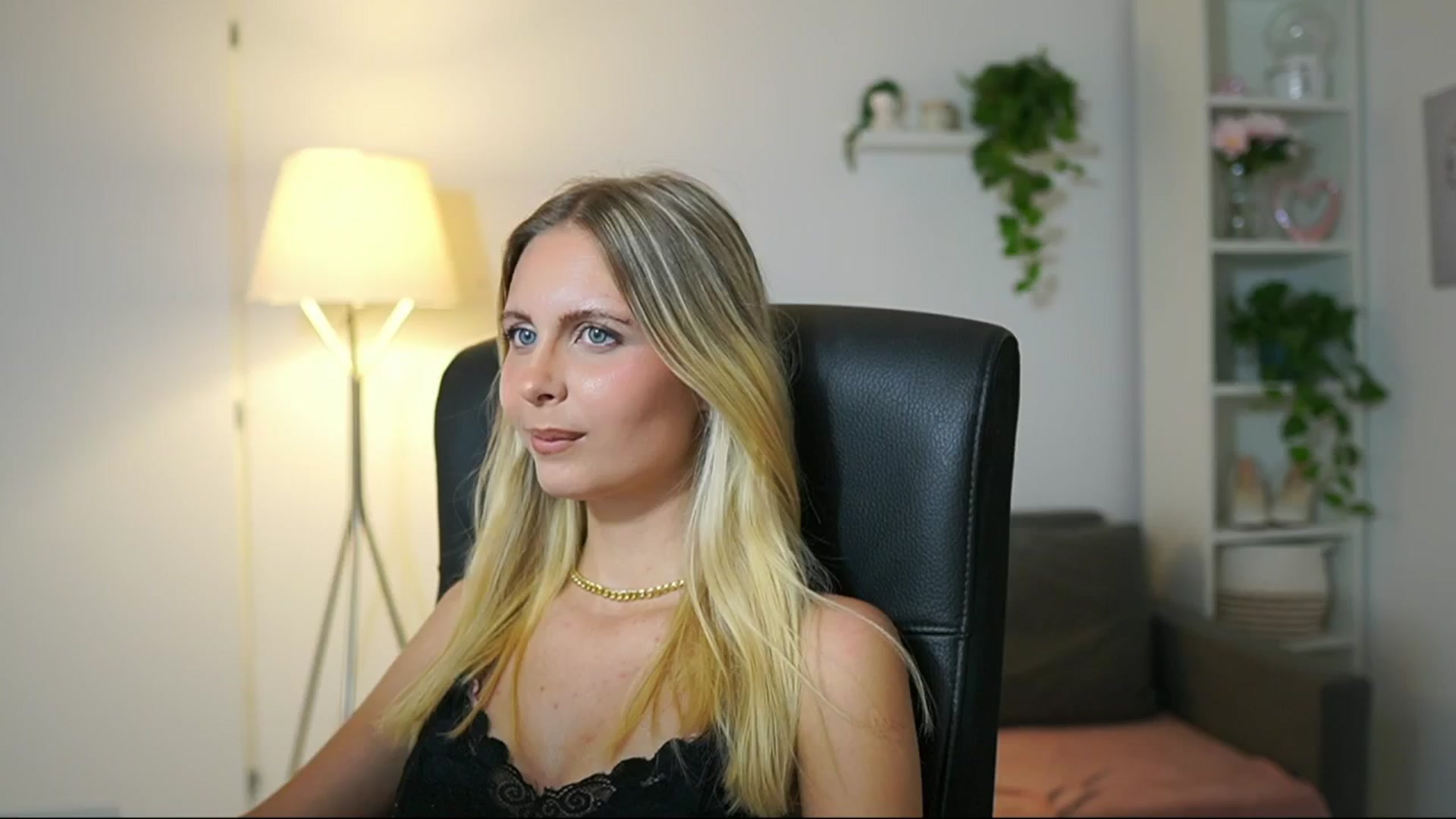Gallery image thumbnail from Catecrago_'s myfreecams stream on, 08/22/2025, 17:28 image 4 of 20