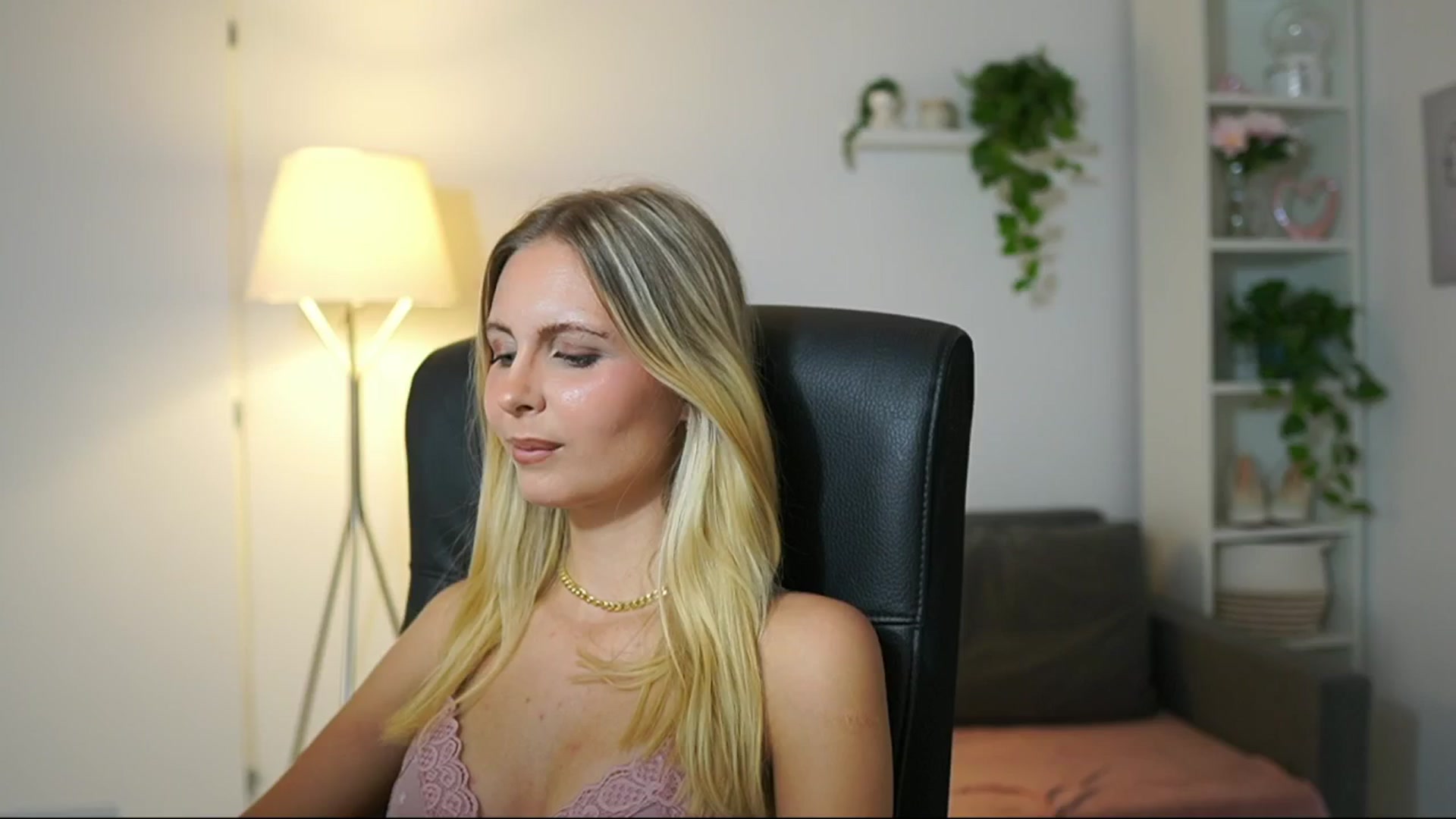Gallery image thumbnail from Catecrago_'s myfreecams stream on, 08/22/2025, 17:55 image 16 of 20