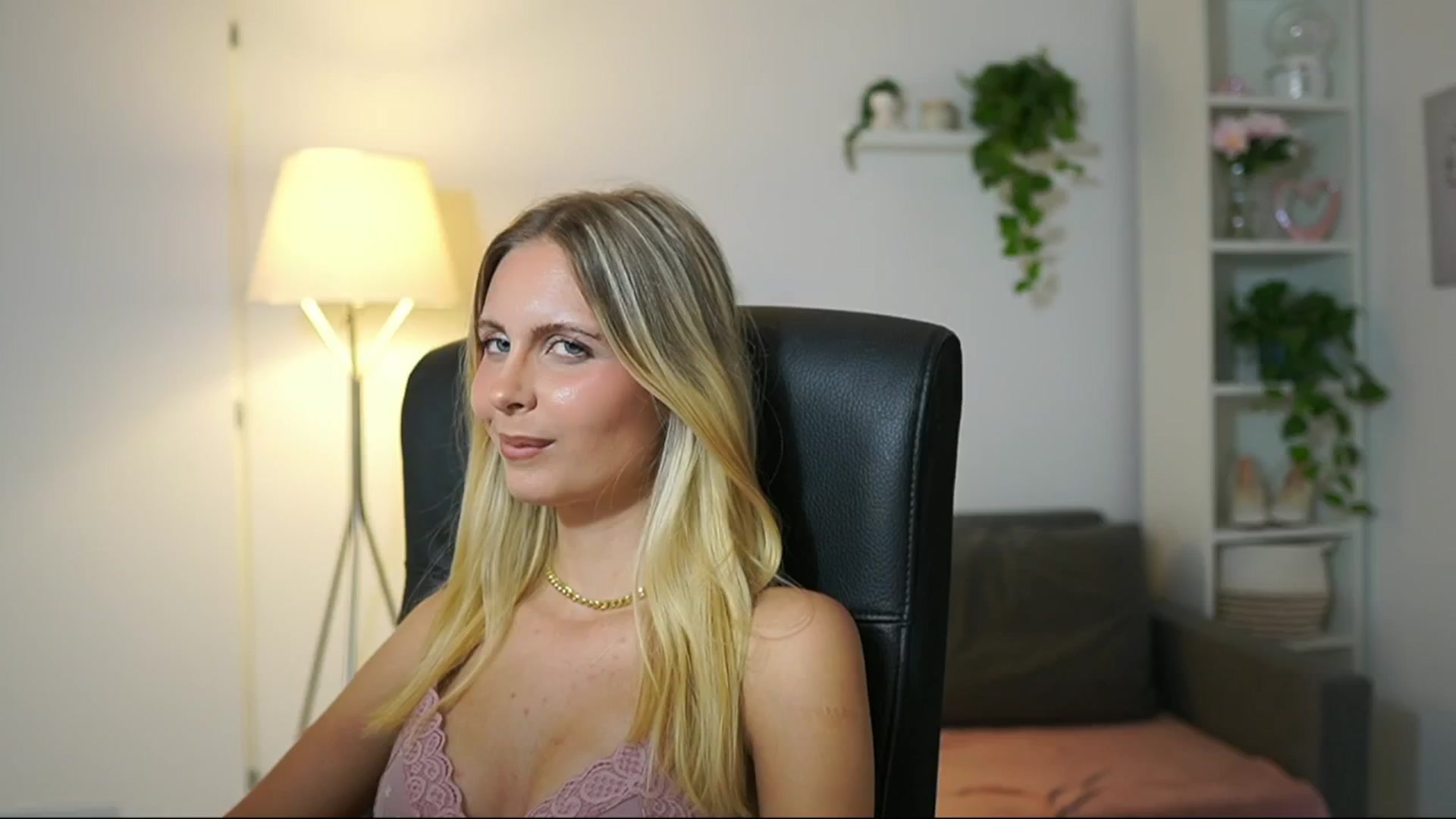 Gallery image thumbnail from Catecrago_'s myfreecams stream on, 08/22/2025, 17:55 image 2 of 20