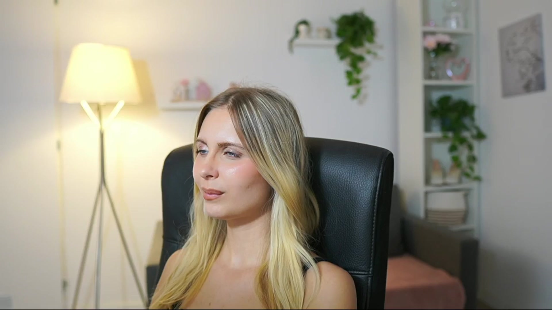 Gallery image thumbnail from Catecrago_'s myfreecams stream on, 08/27/2025, 16:01 image 16 of 20