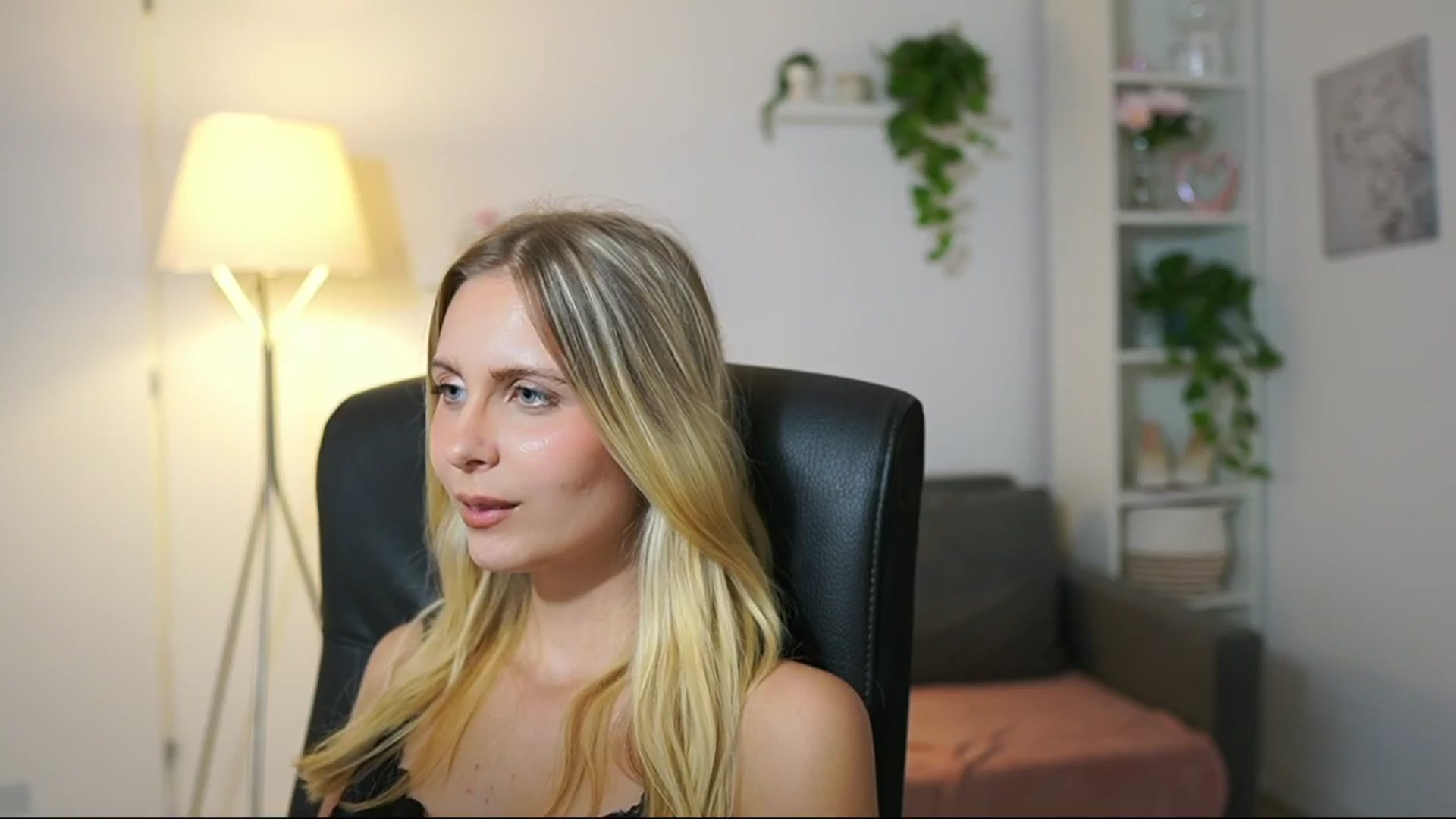 Gallery image thumbnail from Catecrago_'s myfreecams stream on, 08/27/2025, 16:01 image 19 of 20