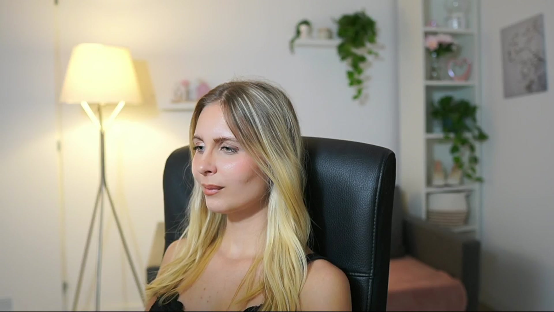 Gallery image thumbnail from Catecrago_'s myfreecams stream on, 08/27/2025, 16:01 image 11 of 20