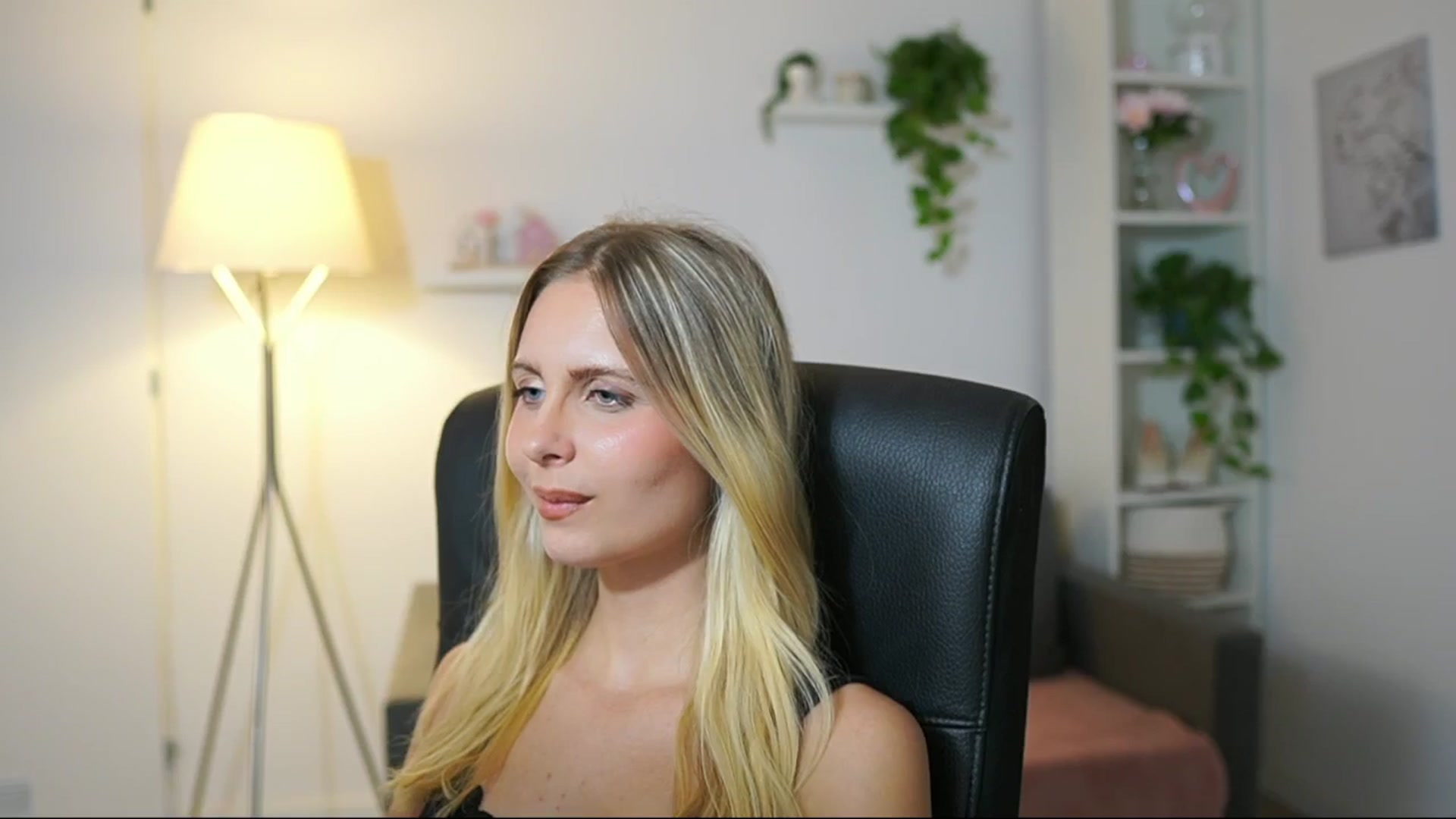 Gallery image thumbnail from Catecrago_'s myfreecams stream on, 08/27/2025, 16:01 image 13 of 20