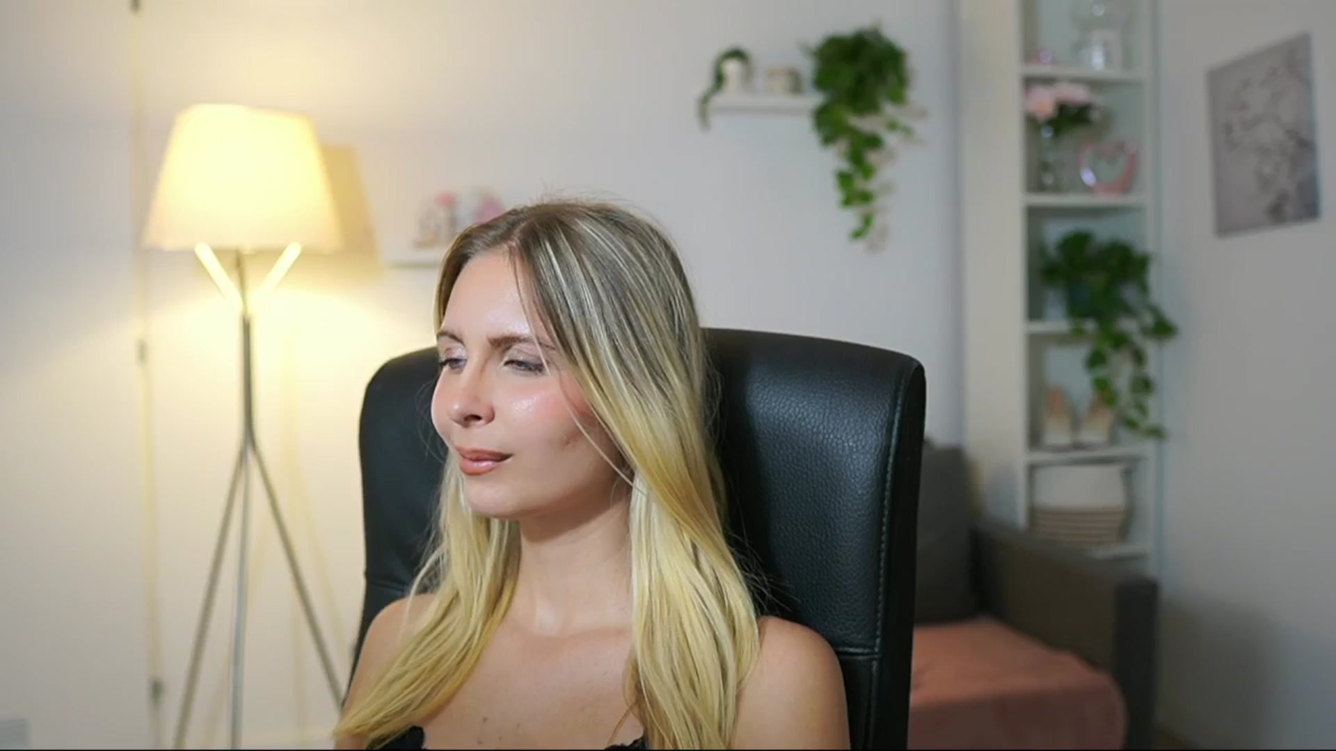 Gallery image thumbnail from Catecrago_'s myfreecams stream on, 08/27/2025, 16:01 image 10 of 20