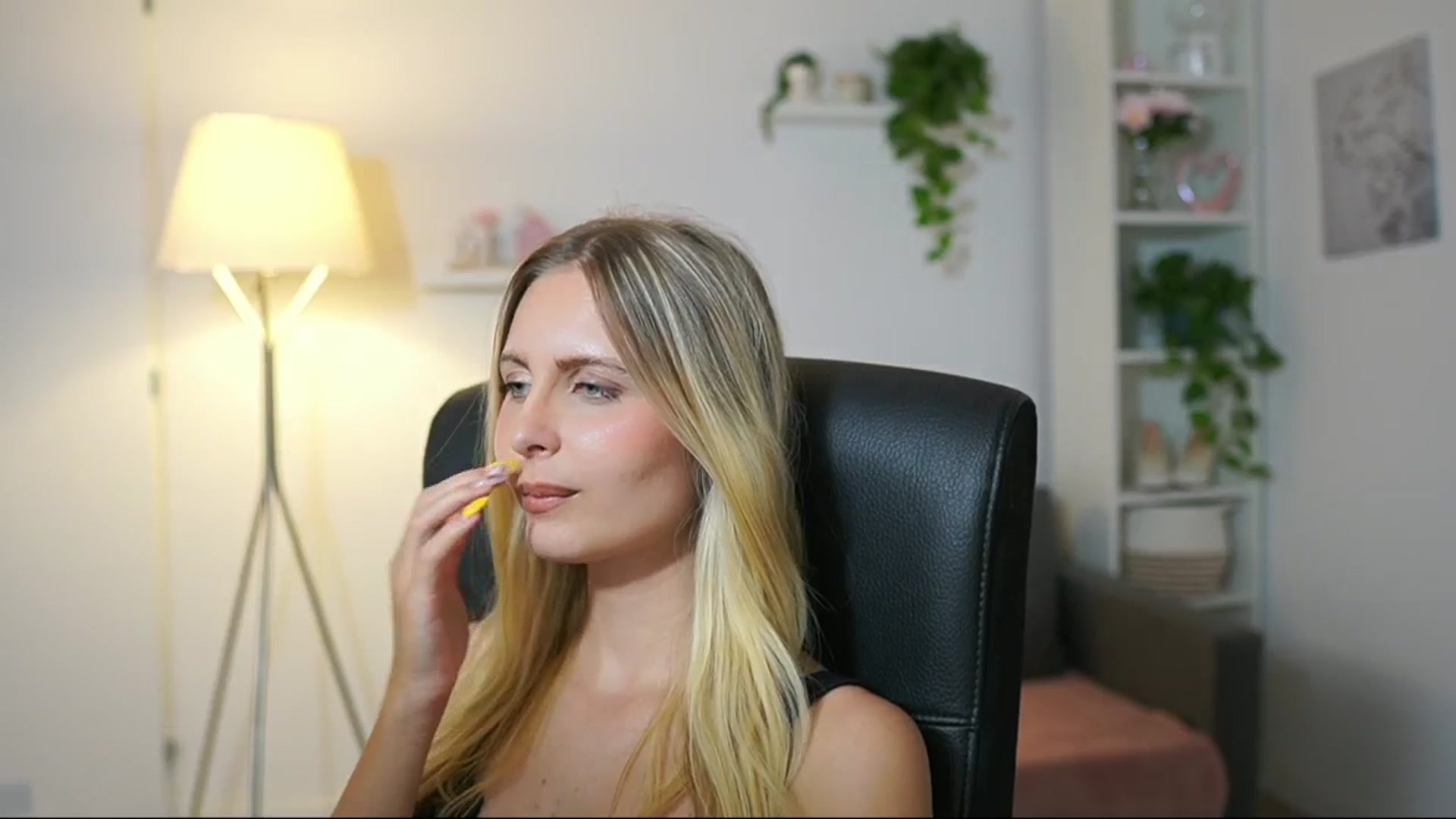 Gallery image thumbnail from Catecrago_'s myfreecams stream on, 08/27/2025, 16:01 image 12 of 20