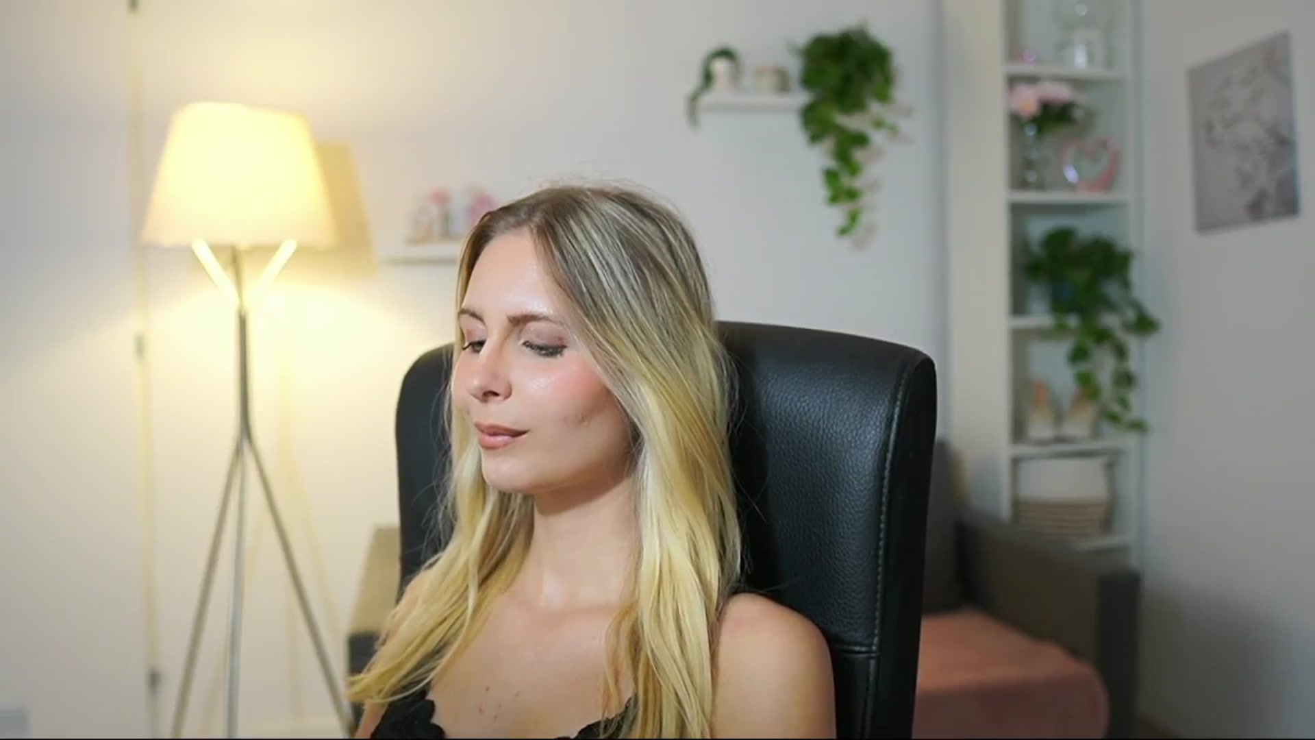 Gallery image thumbnail from Catecrago_'s myfreecams stream on, 08/27/2025, 16:45 image 13 of 20
