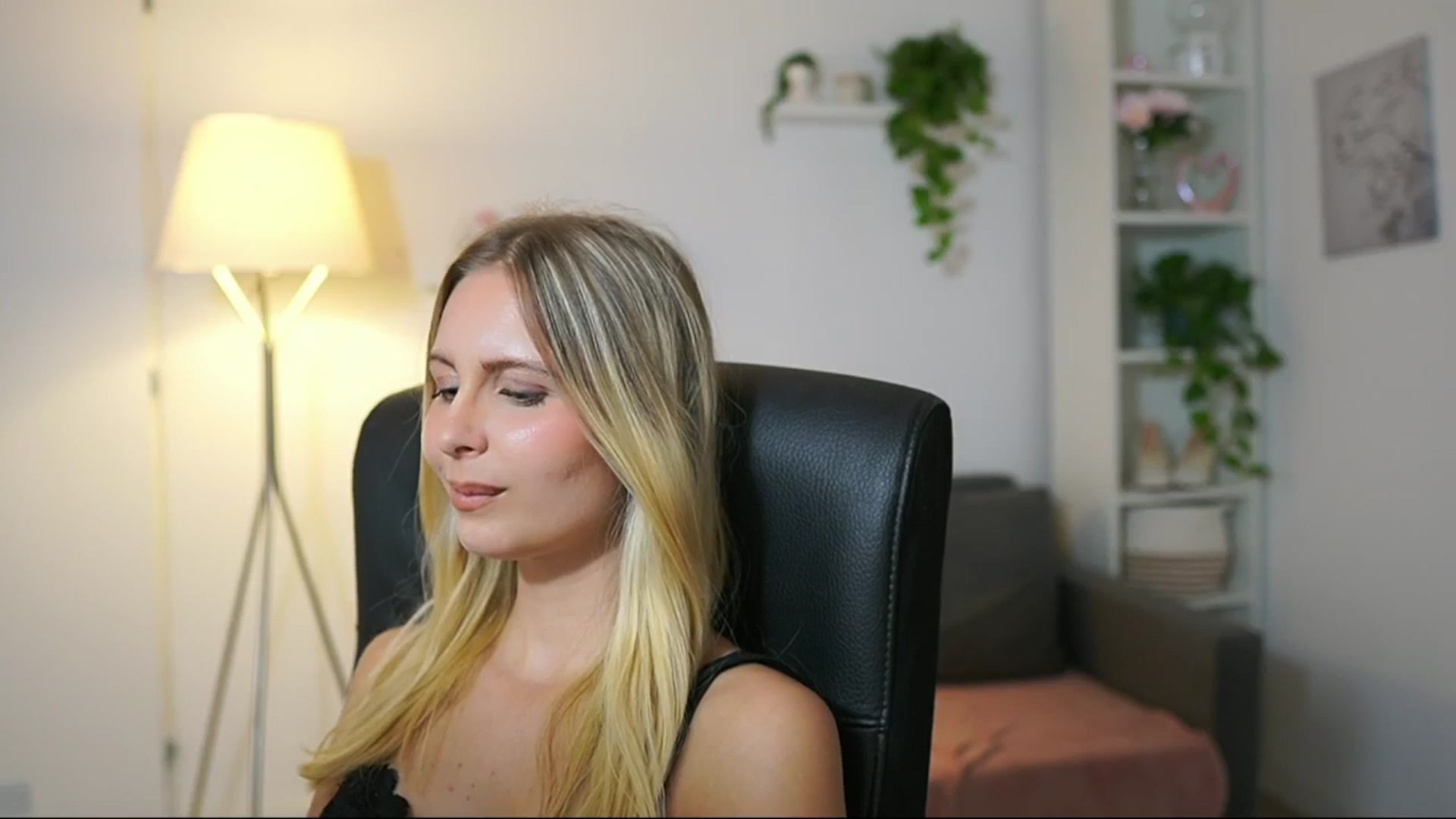 Gallery image thumbnail from Catecrago_'s myfreecams stream on, 08/27/2025, 16:45 image 5 of 20