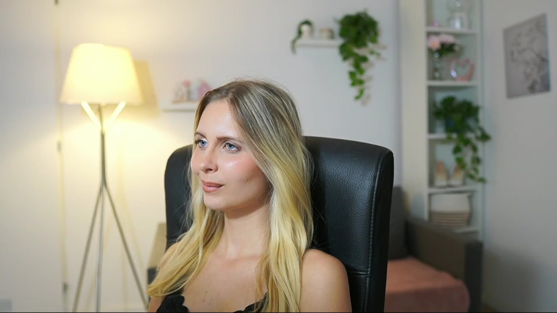 Gallery image thumbnail from Catecrago_'s myfreecams stream on, 08/27/2025, 16:45 image 12 of 20