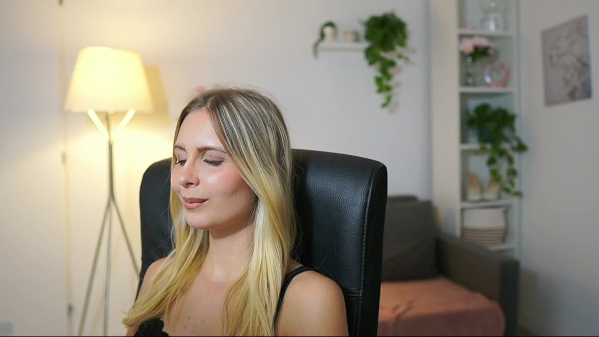 Gallery image thumbnail from Catecrago_'s myfreecams stream on, 08/27/2025, 16:45 image 4 of 20