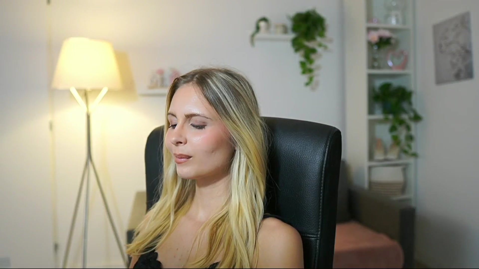 Gallery image thumbnail from Catecrago_'s myfreecams stream on, 08/27/2025, 16:45 image 16 of 20