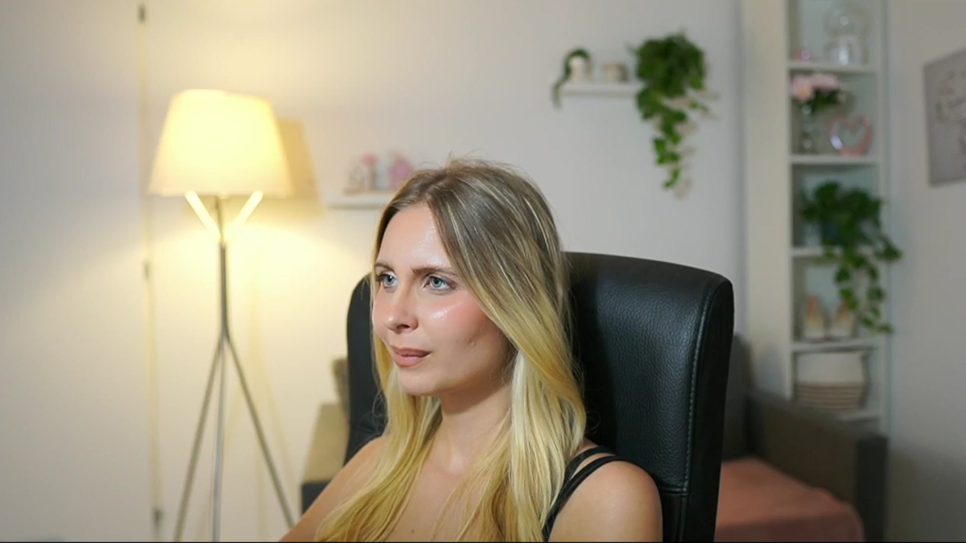 Gallery image thumbnail from Catecrago_'s myfreecams stream on, 08/27/2025, 18:40 image 17 of 20