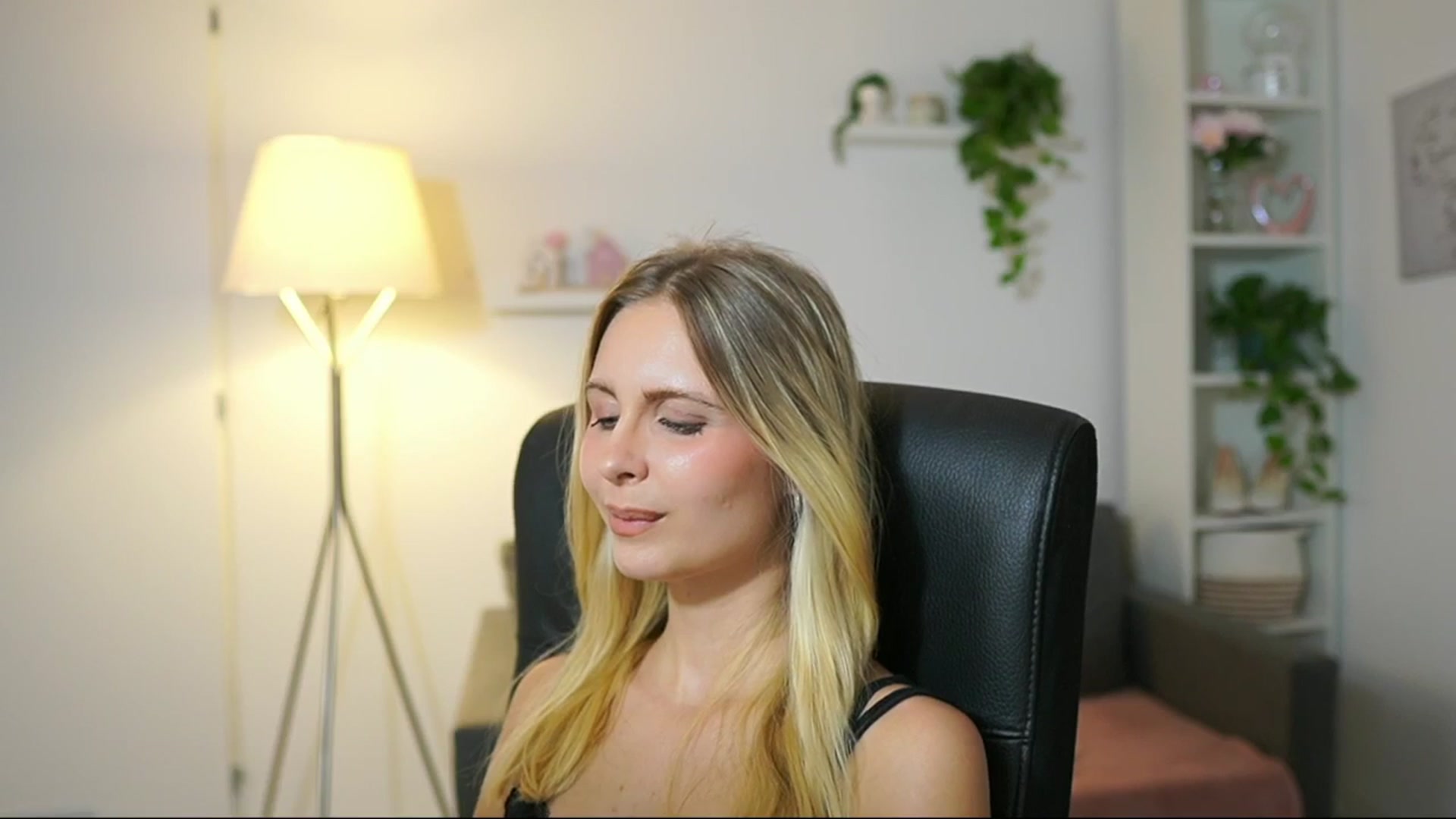 Gallery image thumbnail from Catecrago_'s myfreecams stream on, 08/27/2025, 18:40 image 10 of 20