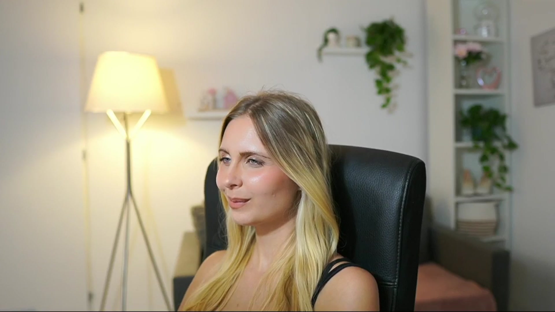 Gallery image thumbnail from Catecrago_'s myfreecams stream on, 08/27/2025, 18:40 image 12 of 20