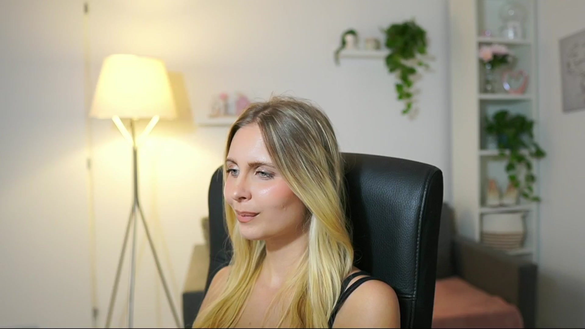 Gallery image thumbnail from Catecrago_'s myfreecams stream on, 08/27/2025, 18:40 image 18 of 20