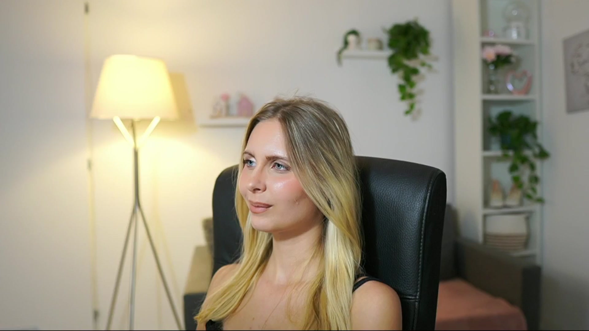 Gallery image thumbnail from Catecrago_'s myfreecams stream on, 08/27/2025, 18:40 image 2 of 20