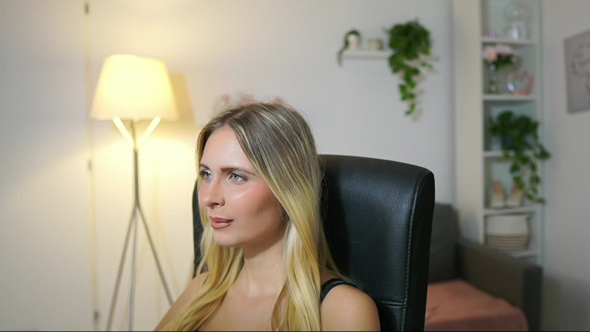 Gallery image thumbnail from Catecrago_'s myfreecams stream on, 08/28/2025, 10:50 image 8 of 20