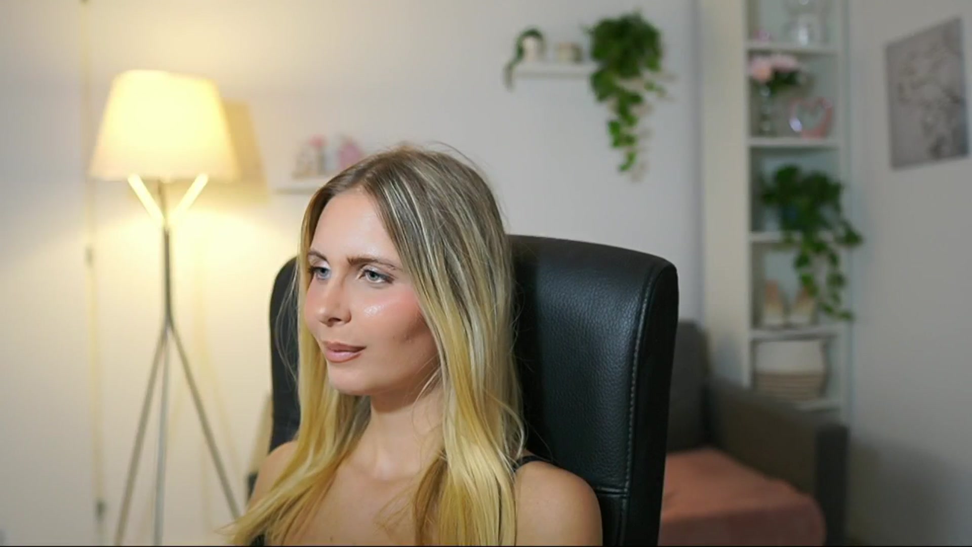 Gallery image thumbnail from Catecrago_'s myfreecams stream on, 08/28/2025, 14:37 image 4 of 20