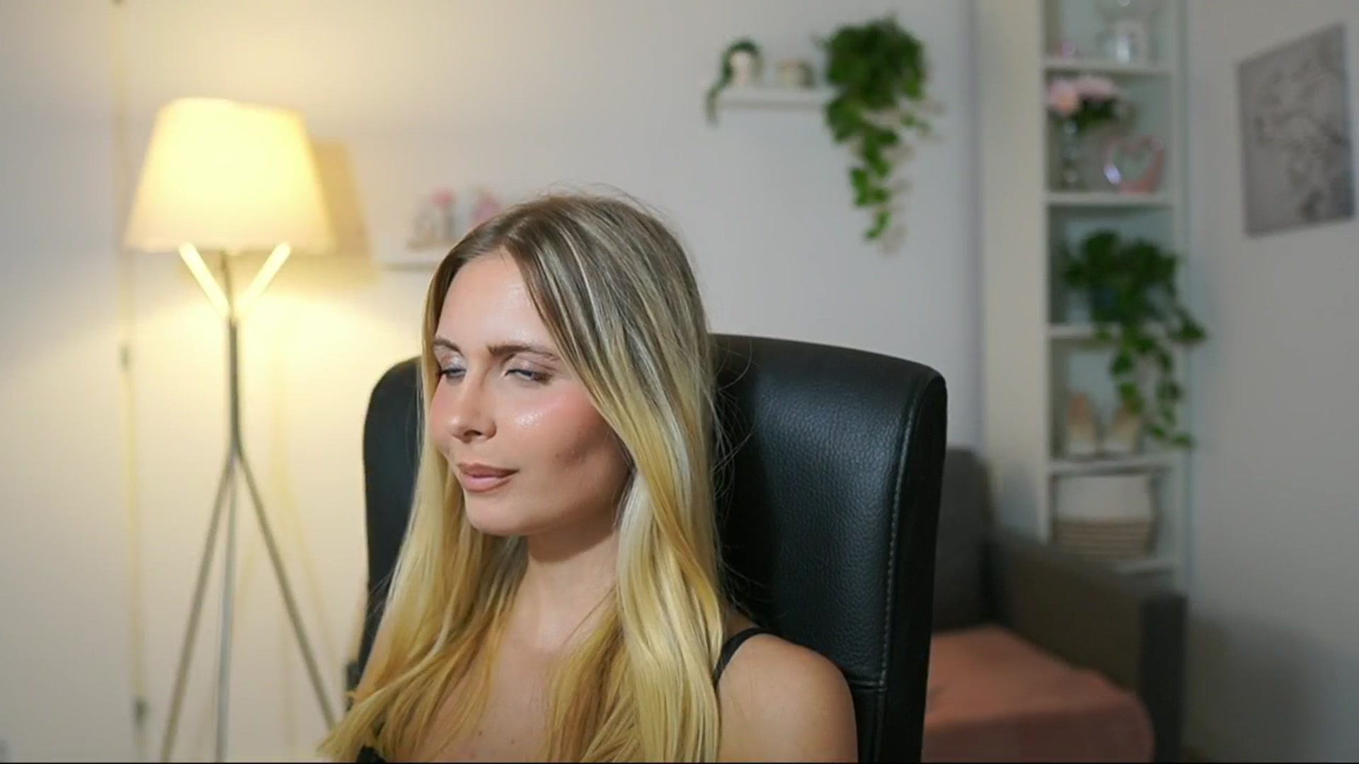 Gallery image thumbnail from Catecrago_'s myfreecams stream on, 08/28/2025, 14:37 image 17 of 20