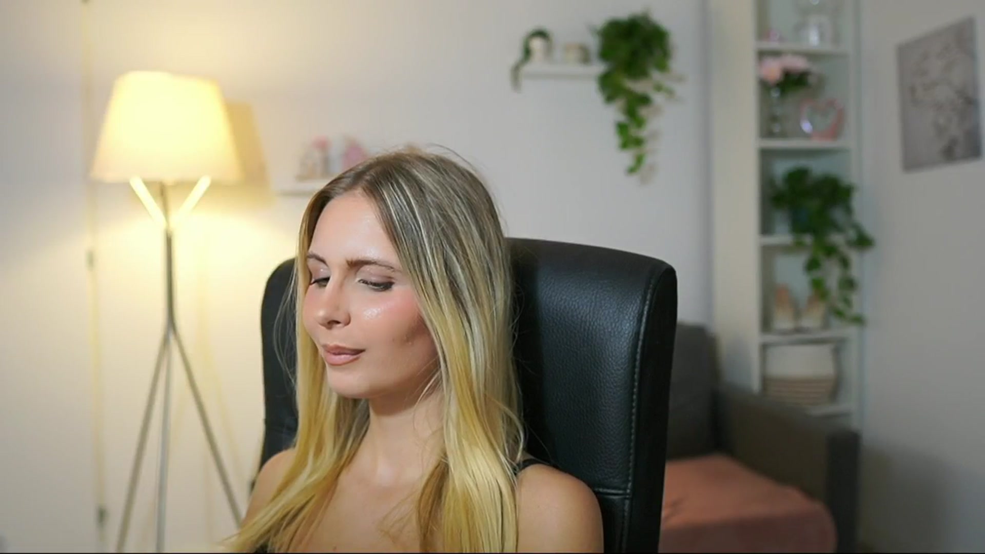 Gallery image thumbnail from Catecrago_'s myfreecams stream on, 08/28/2025, 14:37 image 5 of 20
