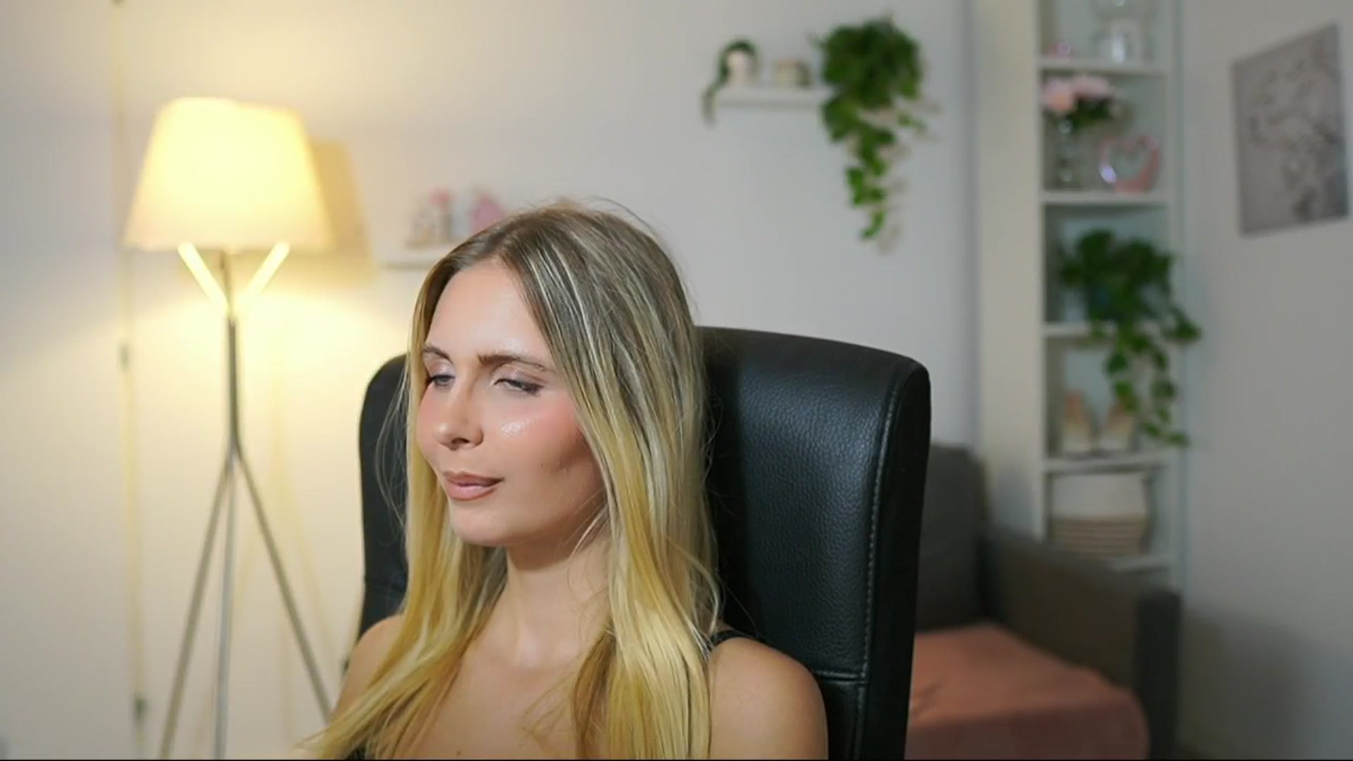 Gallery image thumbnail from Catecrago_'s myfreecams stream on, 08/28/2025, 14:37 image 3 of 20