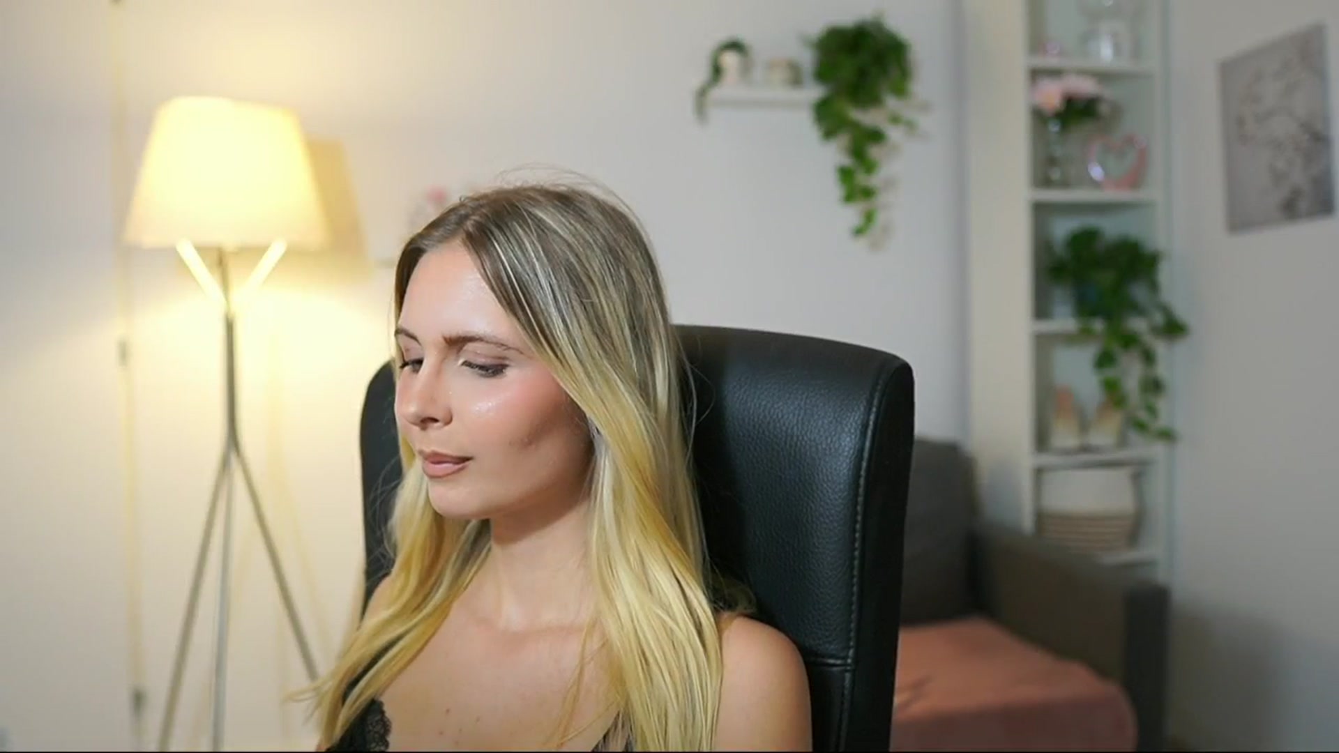 Gallery image thumbnail from Catecrago_'s myfreecams stream on, 08/28/2025, 15:35 image 7 of 20