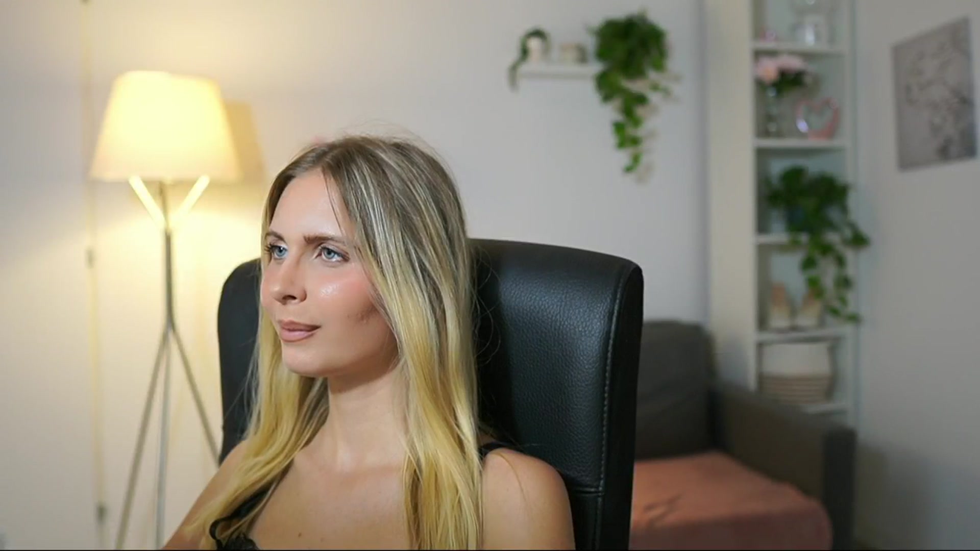 Gallery image thumbnail from Catecrago_'s myfreecams stream on, 08/28/2025, 15:35 image 17 of 20