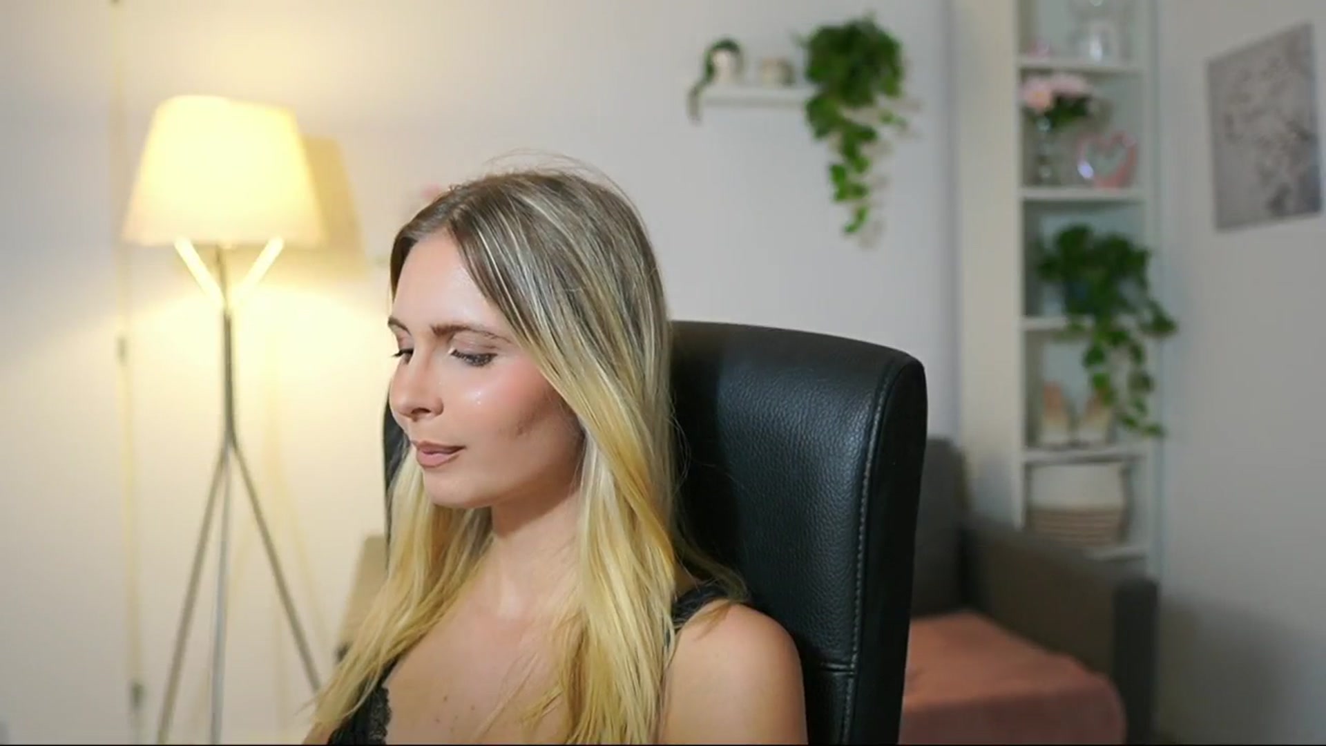 Gallery image thumbnail from Catecrago_'s myfreecams stream on, 08/28/2025, 15:35 image 5 of 20