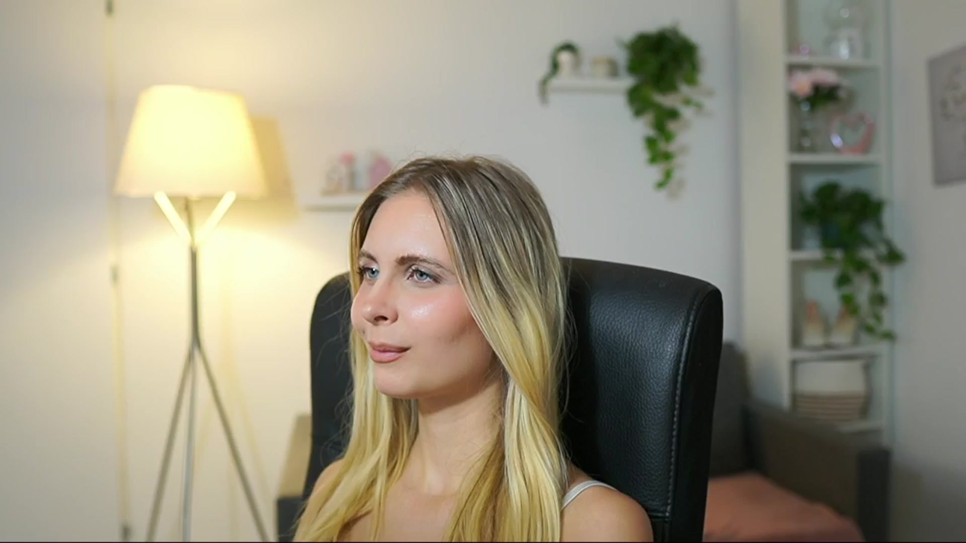 Gallery image thumbnail from Catecrago_'s myfreecams stream on, 08/29/2025, 11:25 image 10 of 20