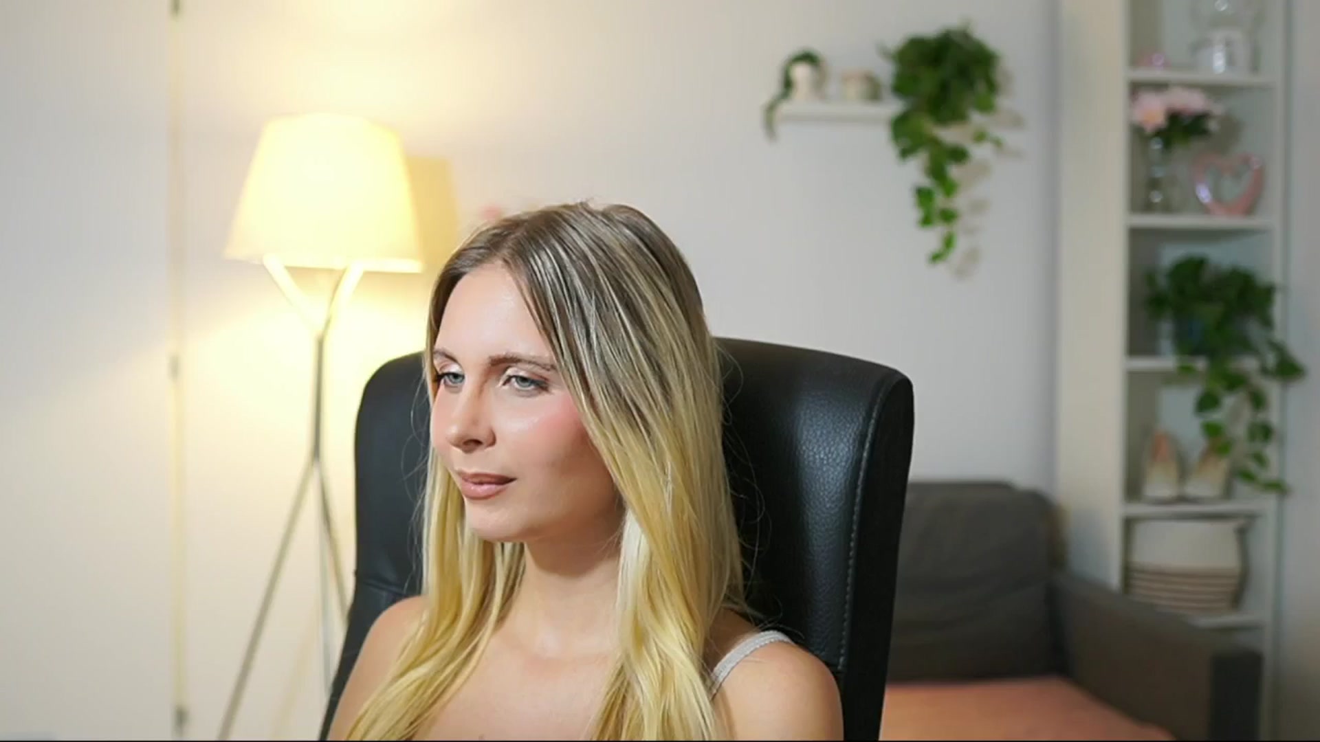 Gallery image thumbnail from Catecrago_'s myfreecams stream on, 09/04/2025, 16:19 image 16 of 20