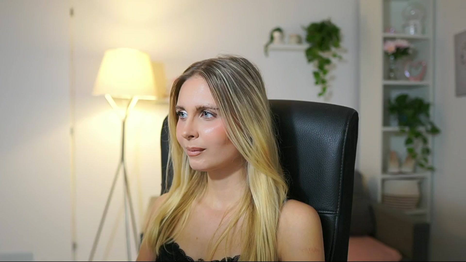 Gallery image thumbnail from Catecrago_'s myfreecams stream on, 09/11/2025, 16:21 image 5 of 20